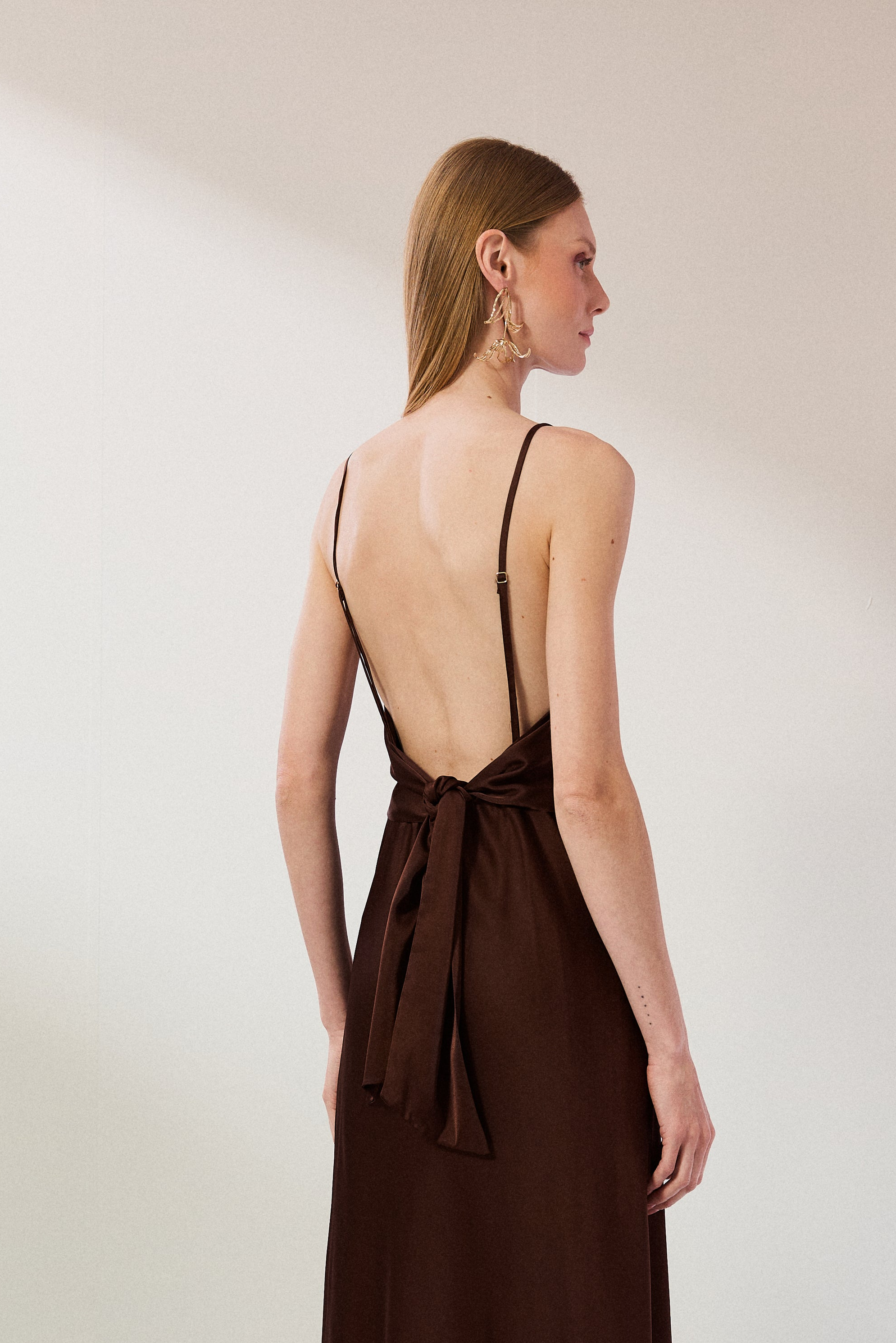 Vestido Longo em Cetim com Decote Degagê com Alças Finas e Amarração nas Costas - Líbano Marrom