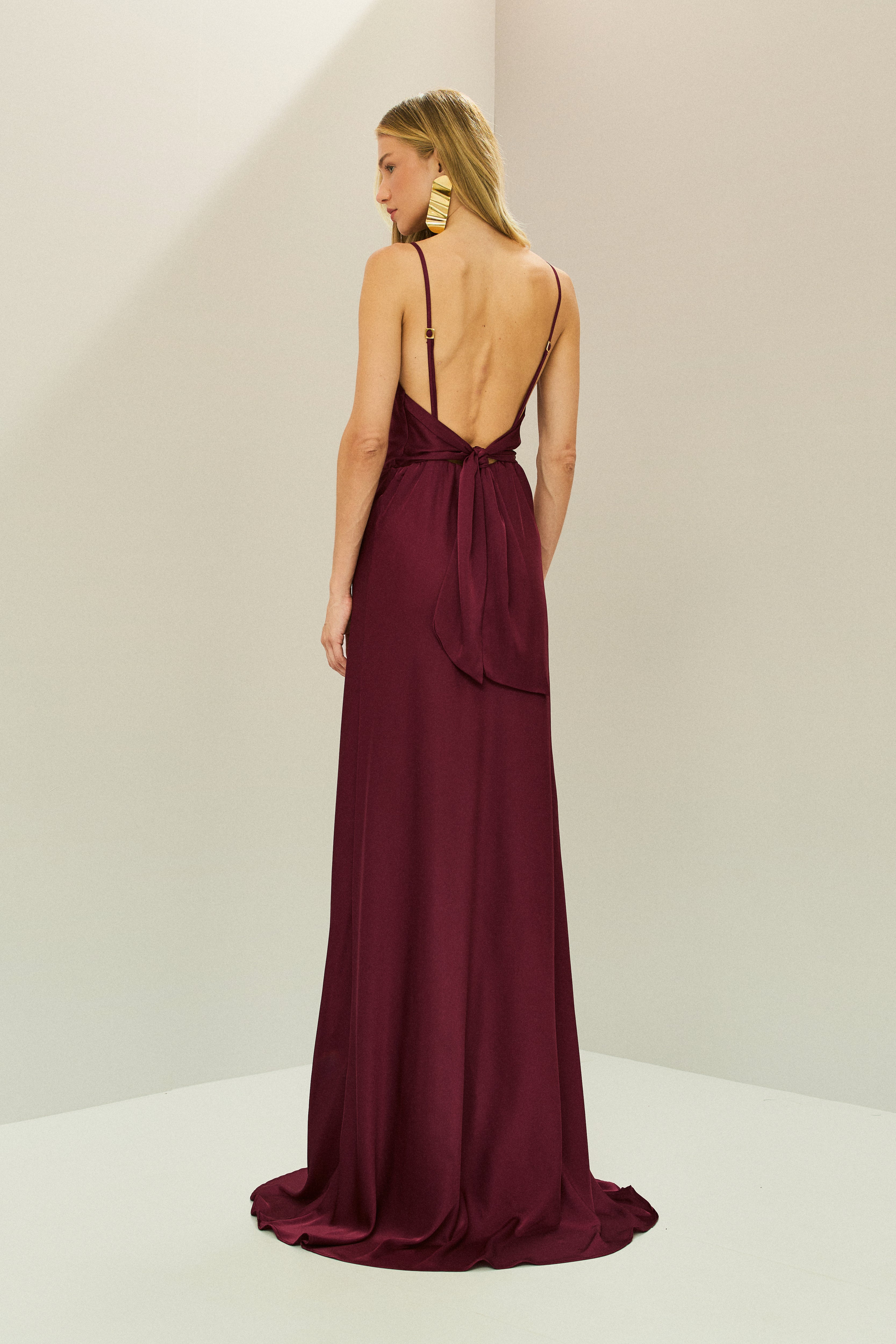 Vestido Longo em Cetim com Decote Degagê com Alças Finas e Amarração nas Costas - Líbano Marsala