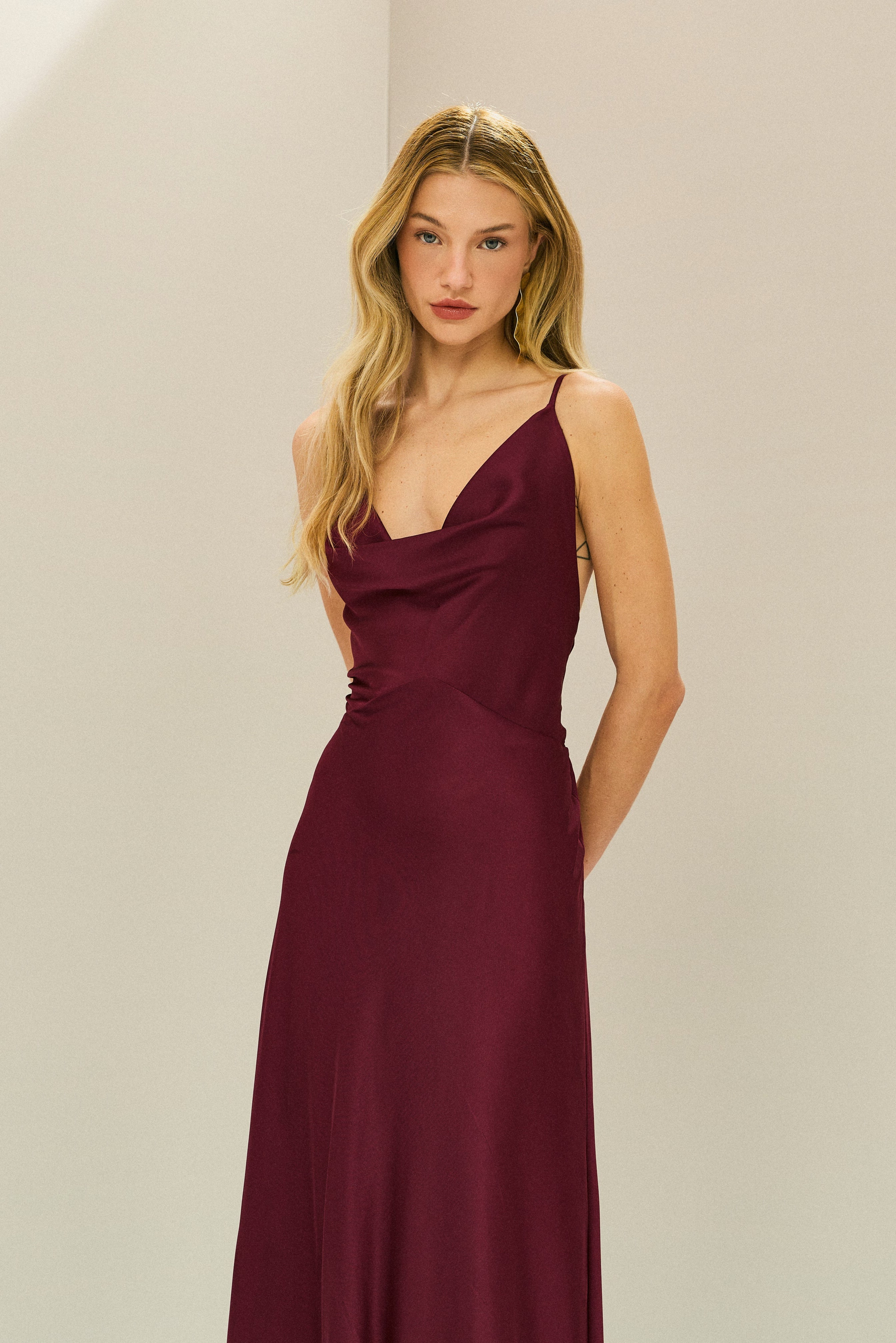 Vestido Longo em Cetim com Decote Degagê com Alças Finas e Amarração nas Costas - Líbano Marsala