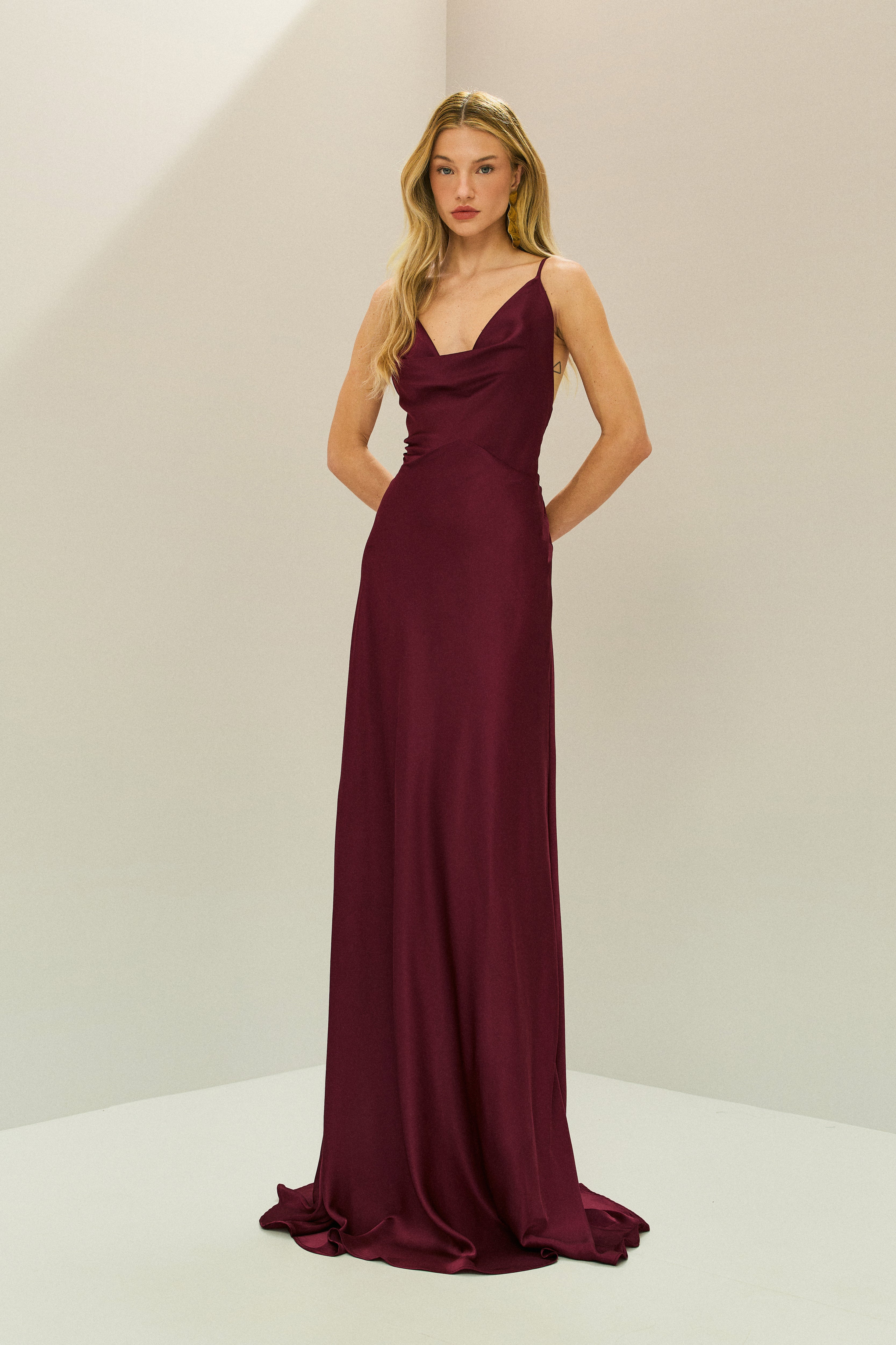 Vestido_Longo_em_Cetim_com_Decote_Degage_com_Alcas_Finas_e_Amarracao_nas_Costas_Libano_Marsala3.jpg