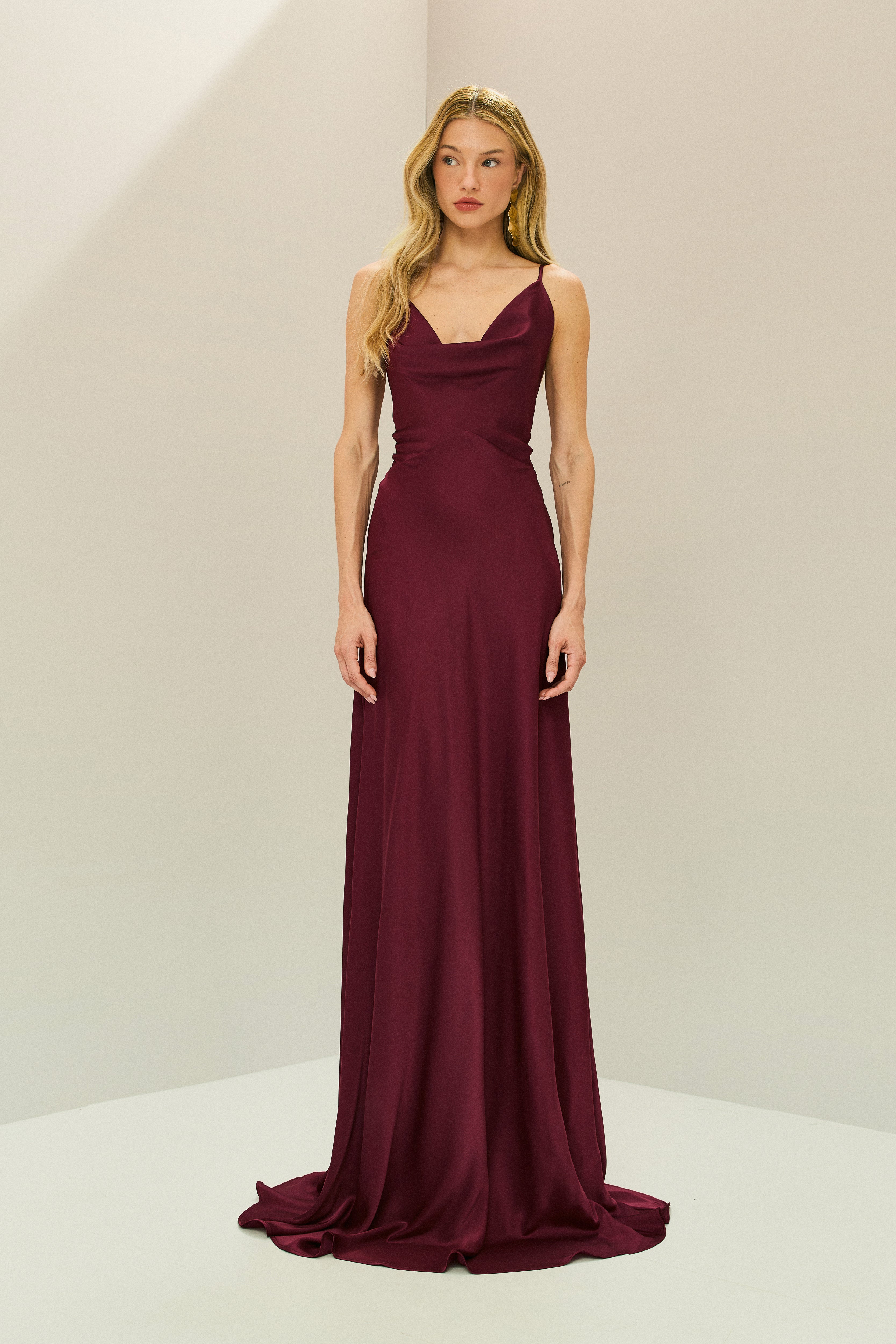 Vestido Longo em Cetim com Decote Degagê com Alças Finas e Amarração nas Costas - Líbano Marsala