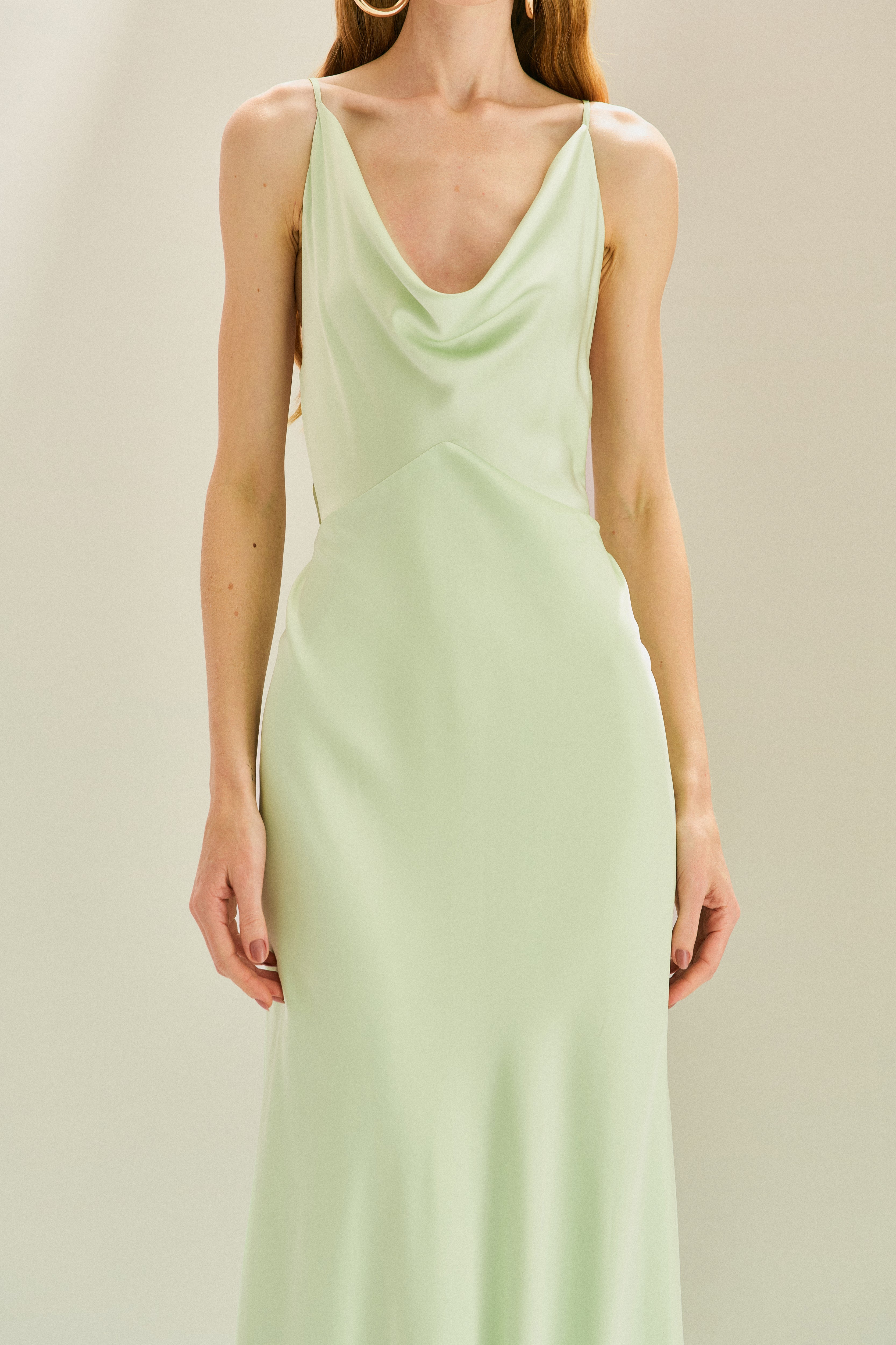 Vestido Longo em Cetim com Decote Degagê com Alças Finas e Amarração nas Costas - Líbano Verde Menta