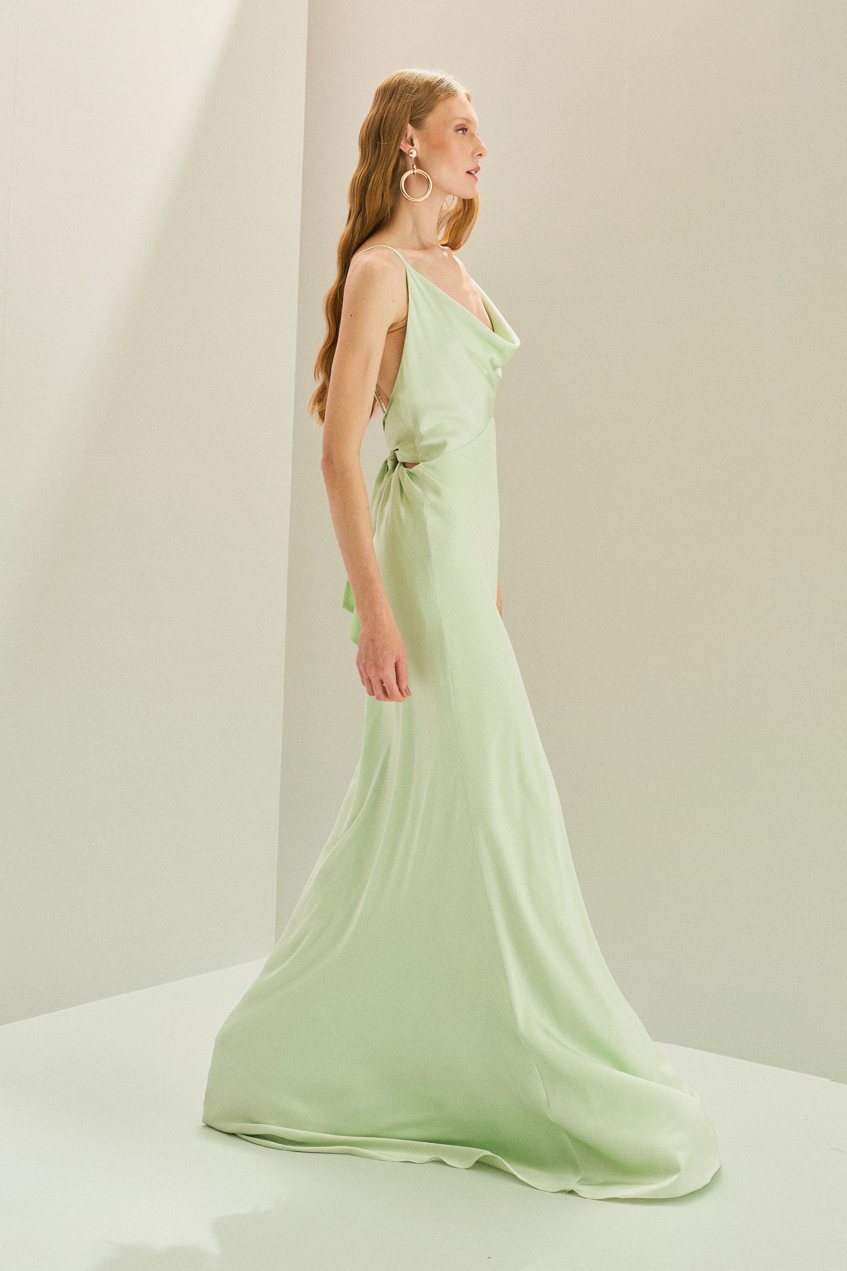 Vestido Longo em Cetim com Decote Degagê com Alças Finas e Amarração nas Costas - Líbano Verde Menta