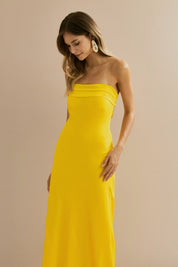 Vestido Longo em Cetim com Decote Reto, Pala Dupla e Decote Degagê nas Costas - Marbella Amarelo