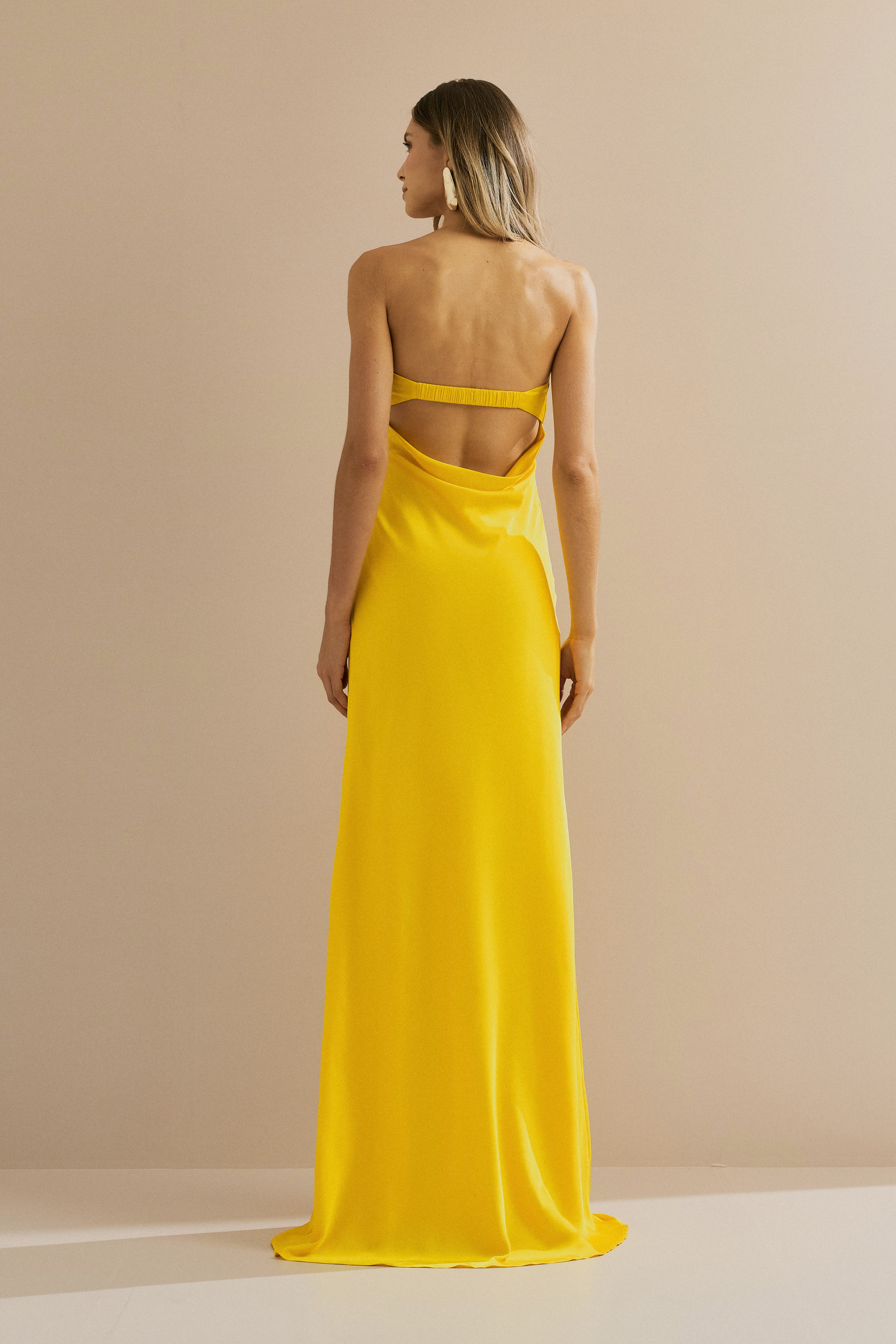 Vestido Longo em Cetim com Decote Reto, Pala Dupla e Decote Degagê nas Costas - Marbella Amarelo