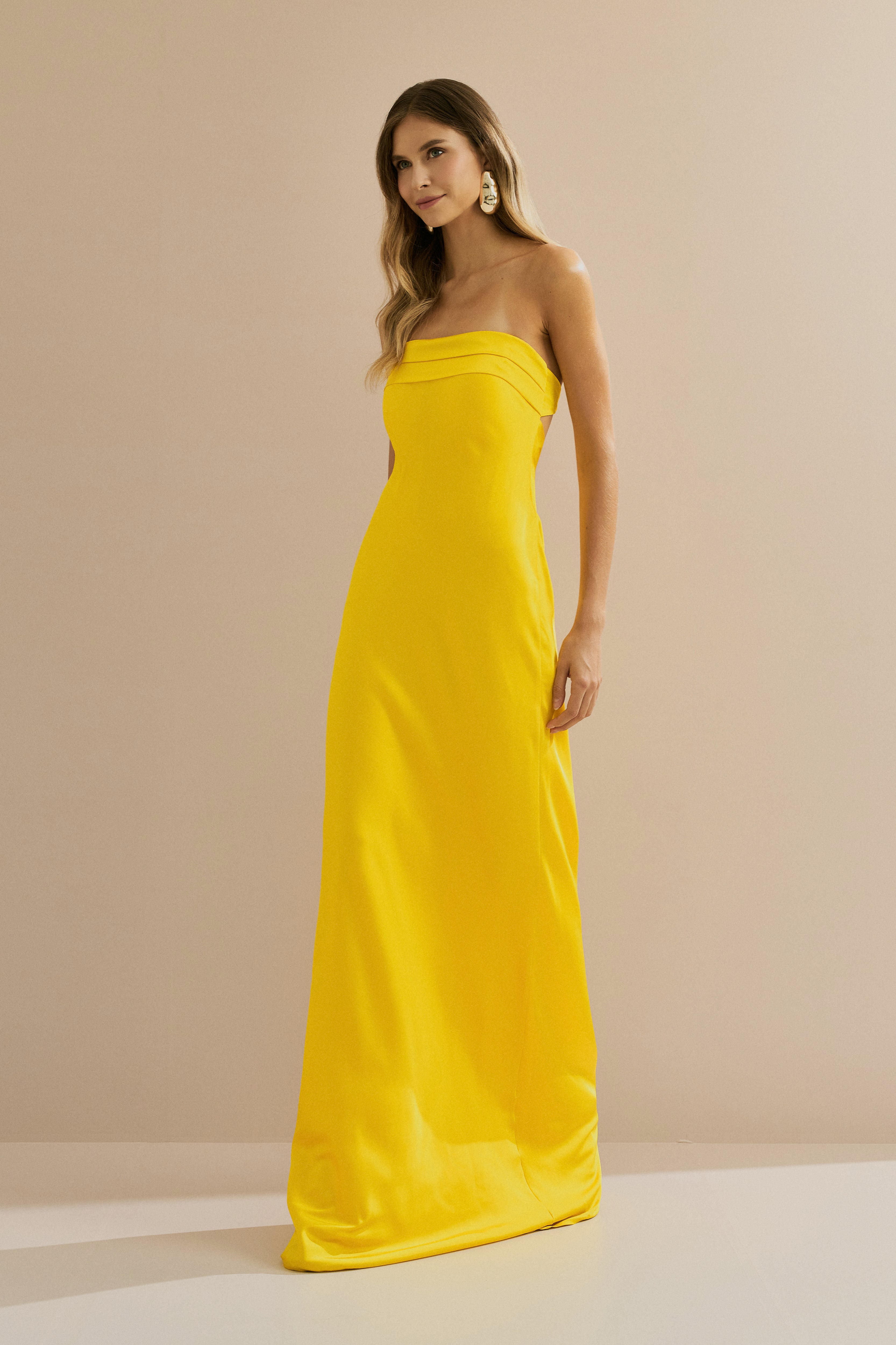 Vestido Longo em Cetim com Decote Reto, Pala Dupla e Decote Degagê nas Costas - Marbella Amarelo