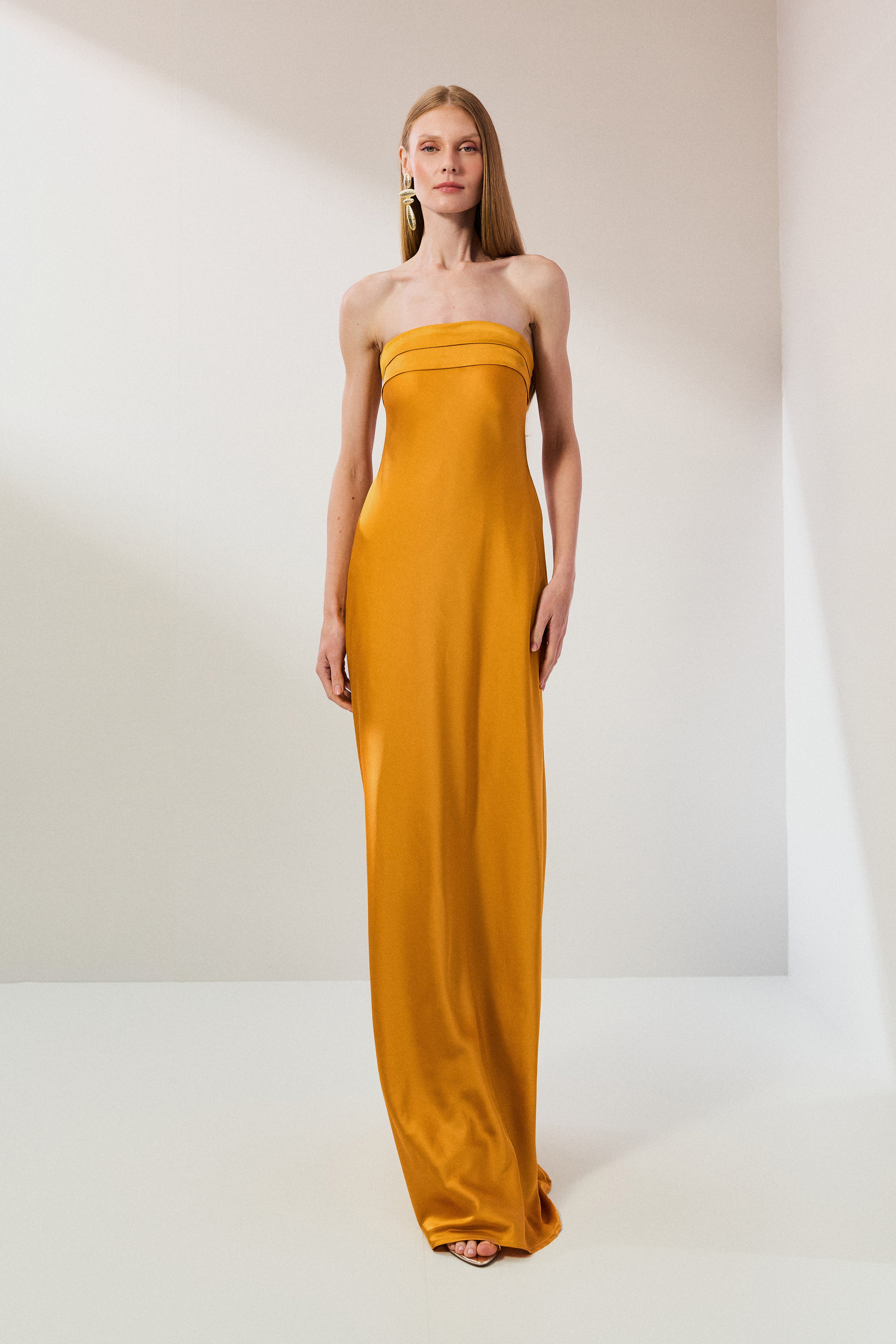 Vestido Longo em Cetim com Decote Reto, Pala Dupla e Decote Degagê nas Costas - Marbella Amarelo Mostarda