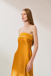 Vestido Longo em Cetim com Decote Reto, Pala Dupla e Decote Degagê nas Costas - Marbella Amarelo Mostarda