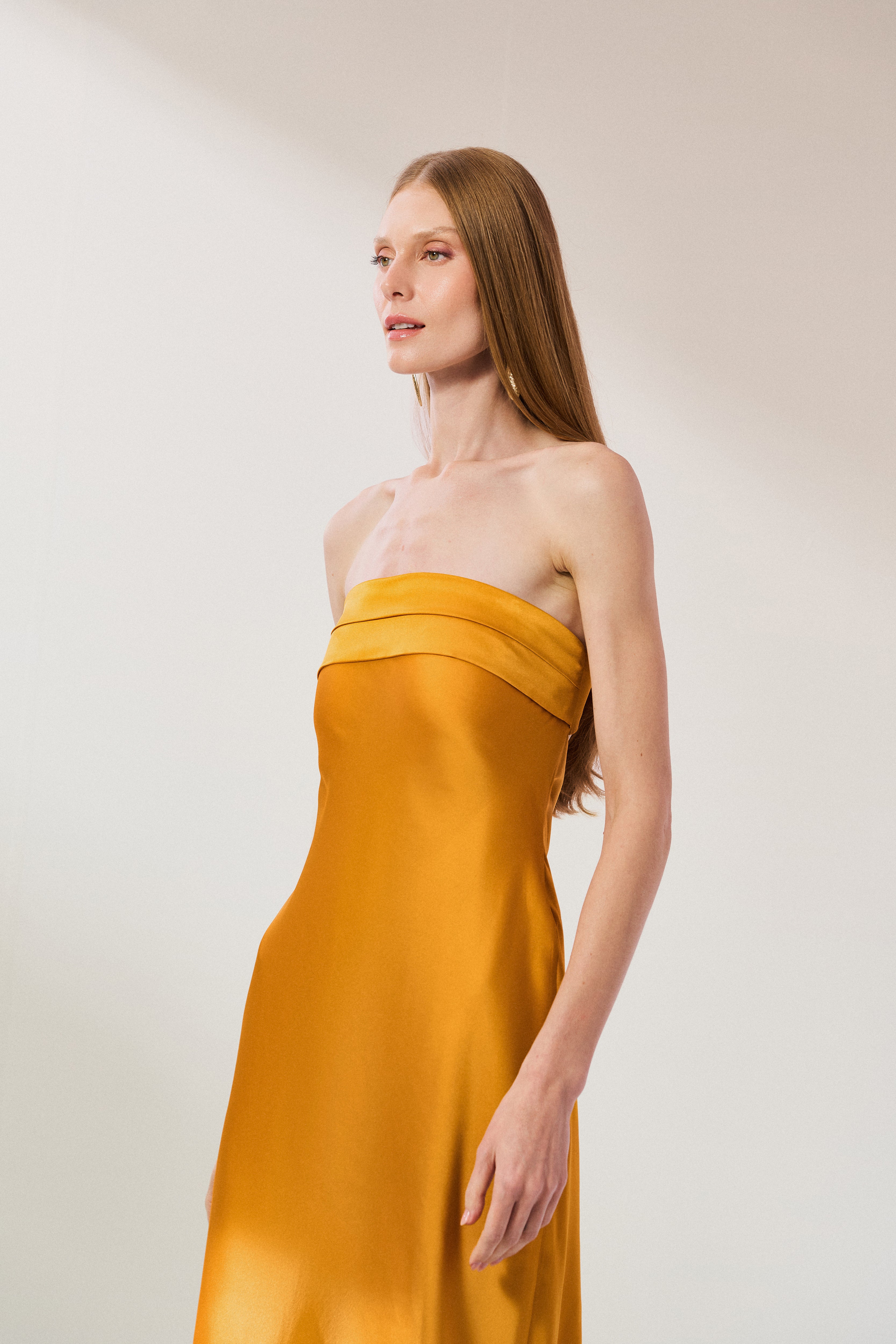 Vestido Longo em Cetim com Decote Reto, Pala Dupla e Decote Degagê nas Costas - Marbella Amarelo Mostarda