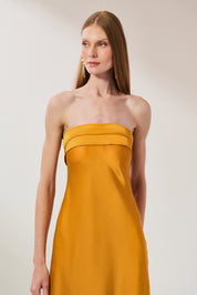 Vestido Longo em Cetim com Decote Reto, Pala Dupla e Decote Degagê nas Costas - Marbella Amarelo Mostarda