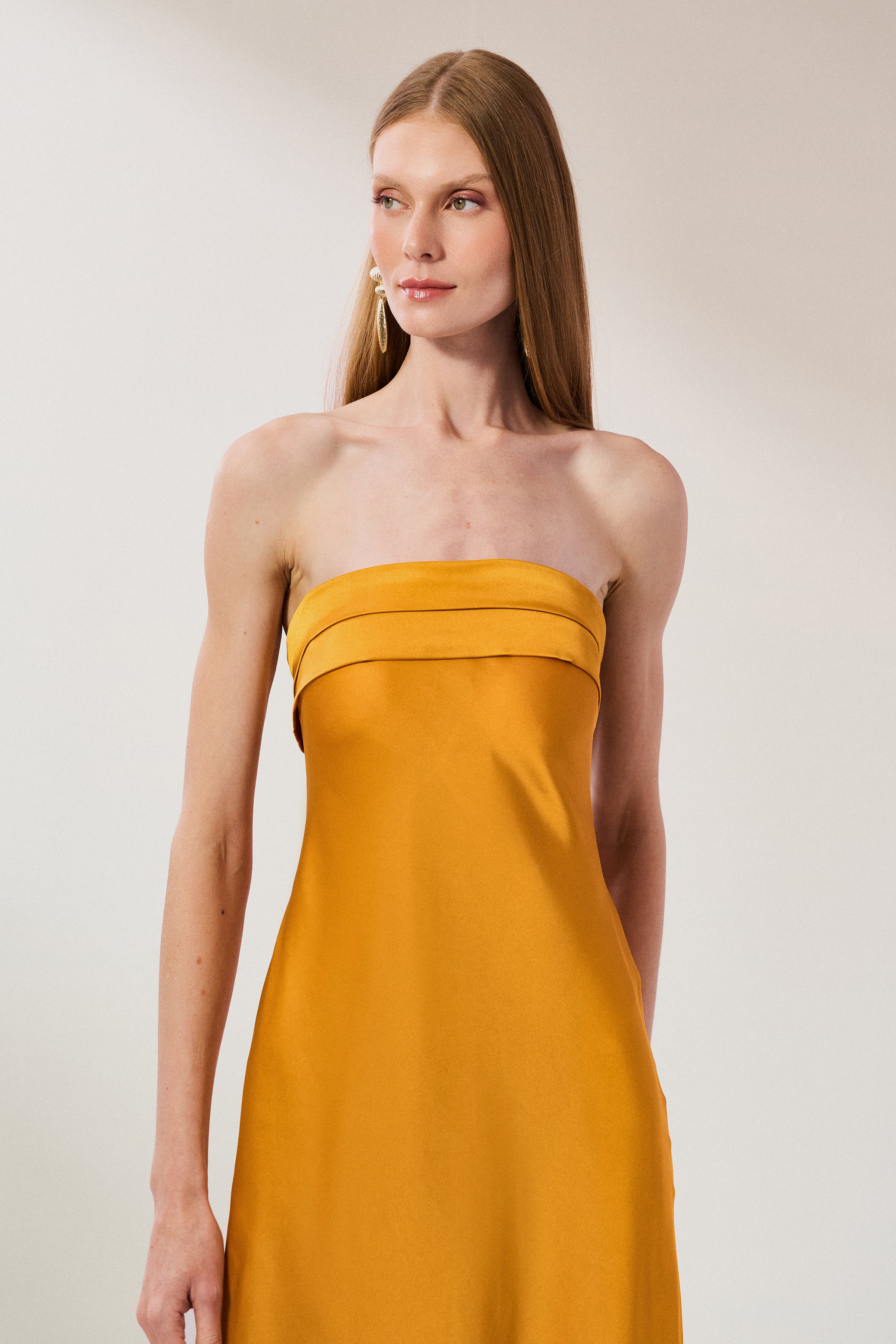 Vestido Longo em Cetim com Decote Reto, Pala Dupla e Decote Degagê nas Costas - Marbella Amarelo Mostarda