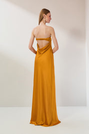 Vestido Longo em Cetim com Decote Reto, Pala Dupla e Decote Degagê nas Costas - Marbella Amarelo Mostarda