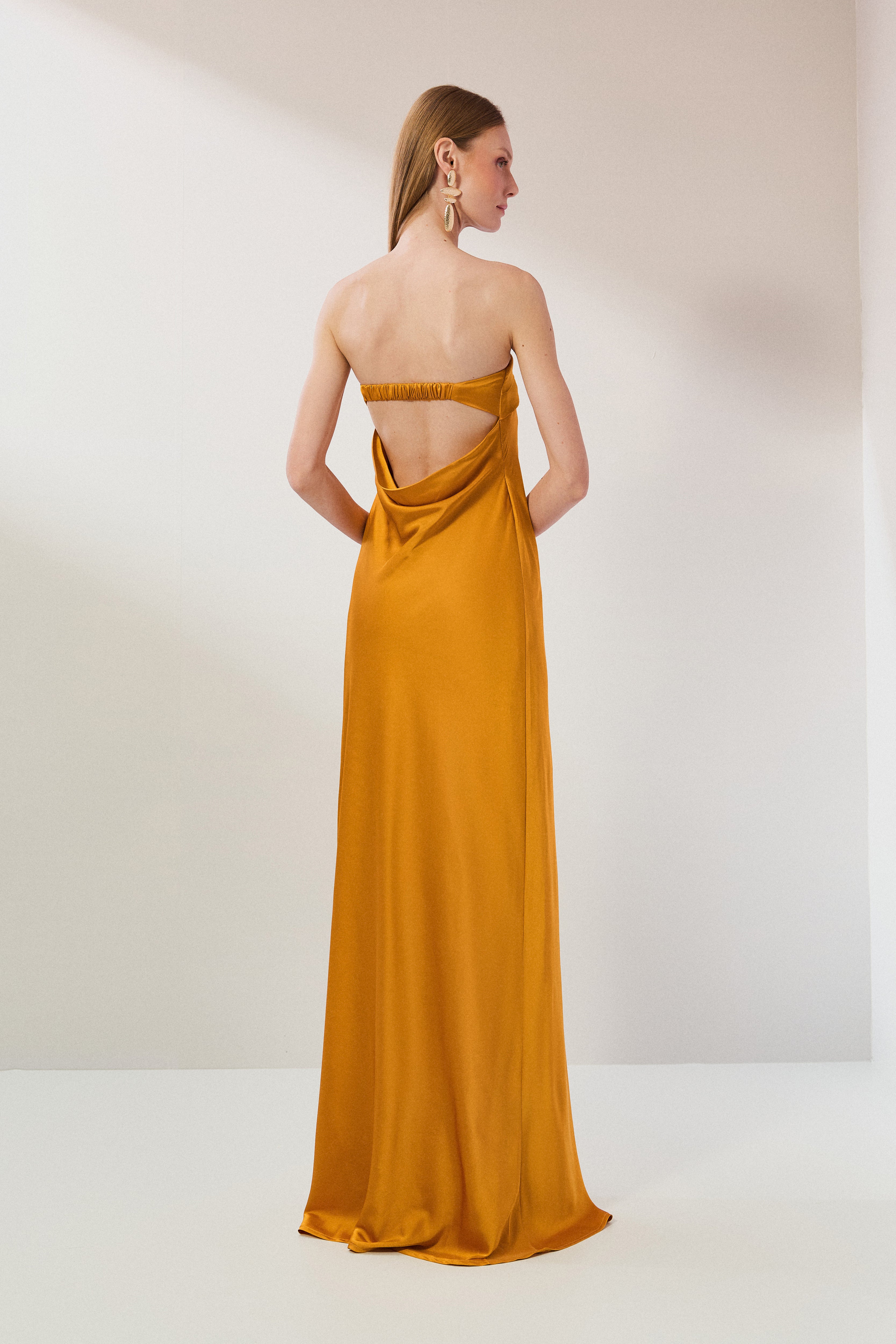 Vestido Longo em Cetim com Decote Reto, Pala Dupla e Decote Degagê nas Costas - Marbella Amarelo Mostarda
