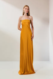 Vestido Longo em Cetim com Decote Reto, Pala Dupla e Decote Degagê nas Costas - Marbella Amarelo Mostarda