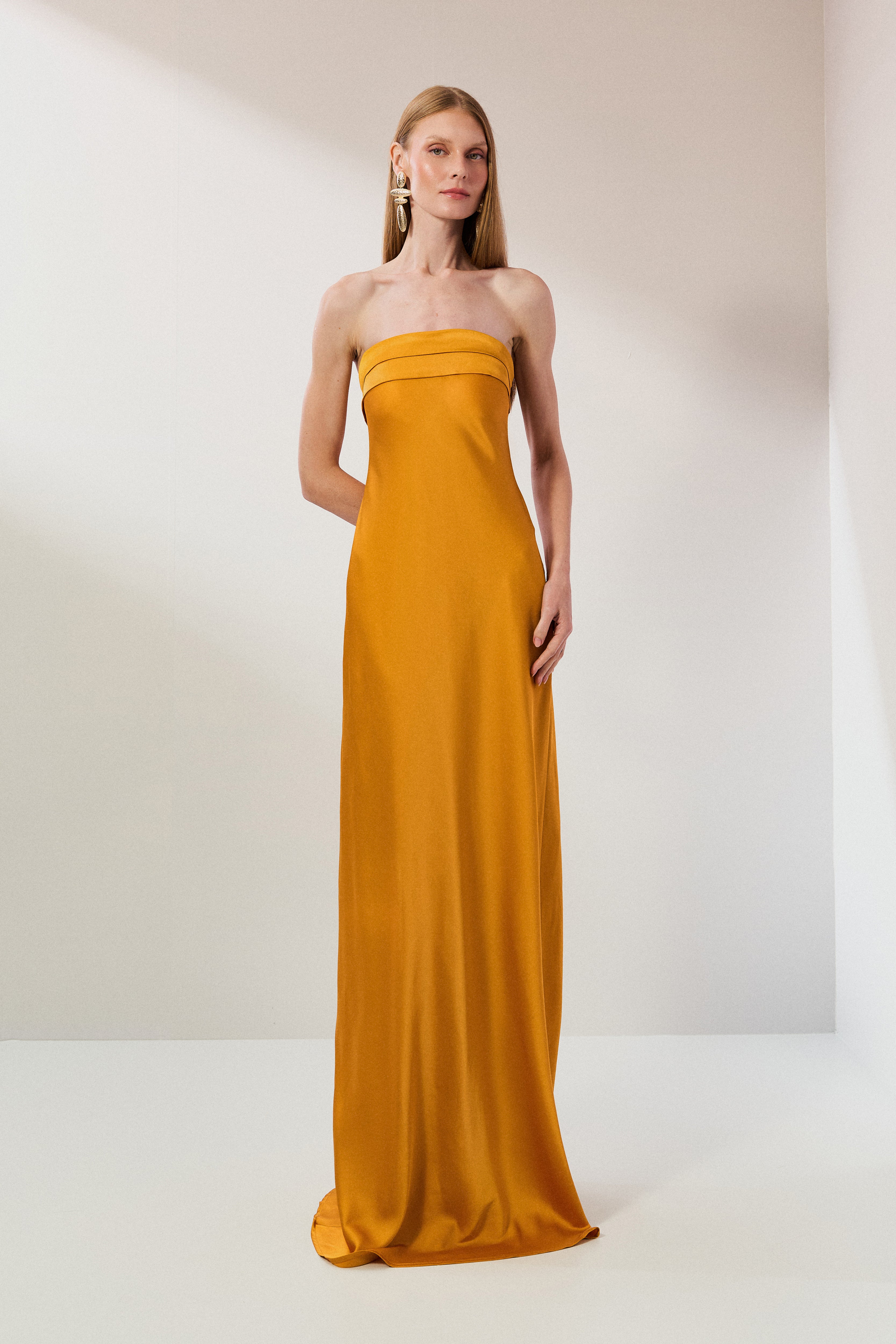 Vestido Longo em Cetim com Decote Reto, Pala Dupla e Decote Degagê nas Costas - Marbella Amarelo Mostarda