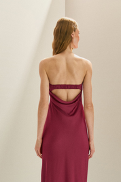 Vestido Longo em Cetim com Decote Reto, Pala Dupla e Decote Degagê nas Costas - Marbella Canela