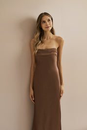 Vestido Longo em Cetim com Decote Reto, Pala Dupla e Decote Degagê nas Costas - Marbella Mocha | Marrom