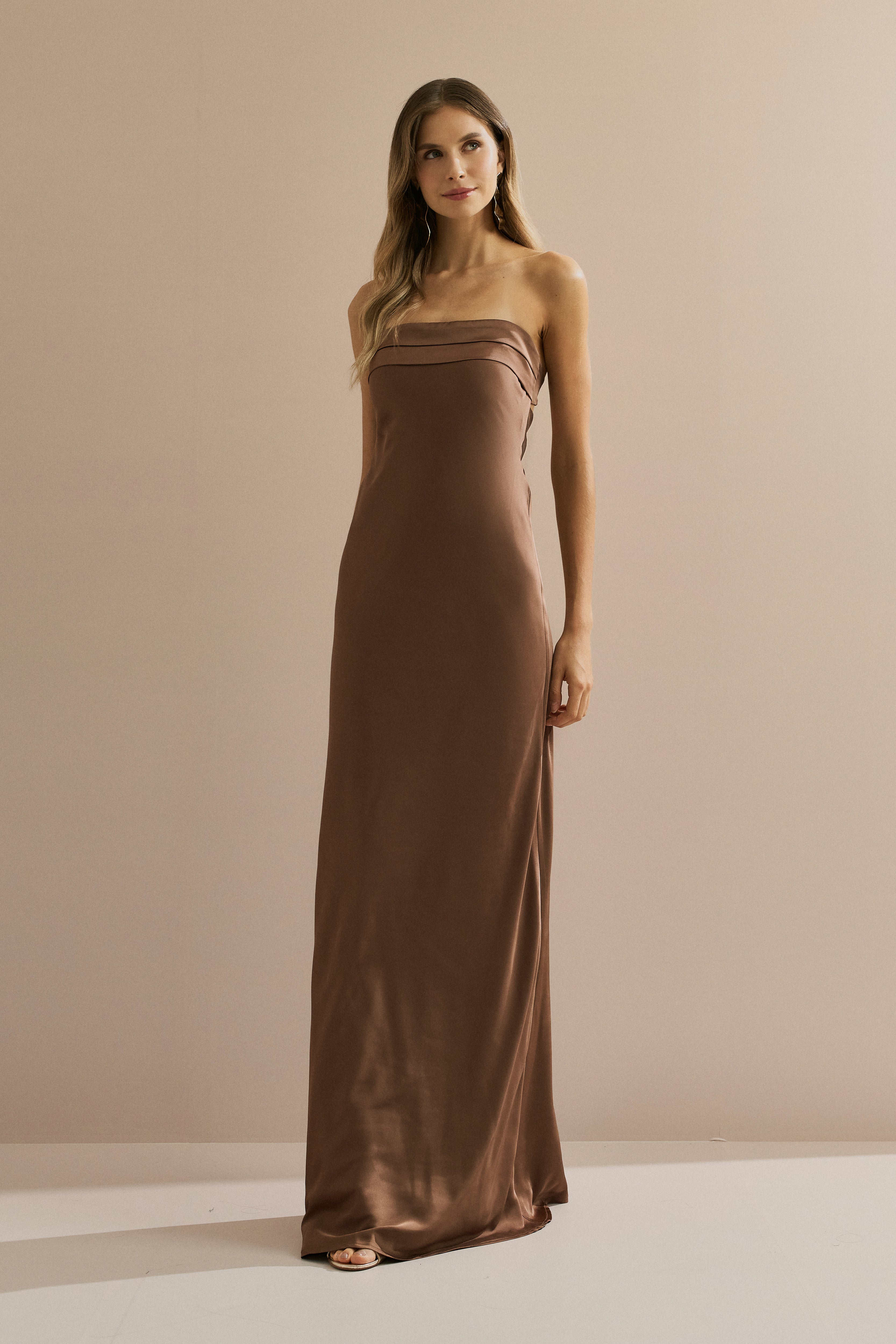 Vestido Longo em Cetim com Decote Reto, Pala Dupla e Decote Degagê nas Costas - Marbella Mocha | Marrom
