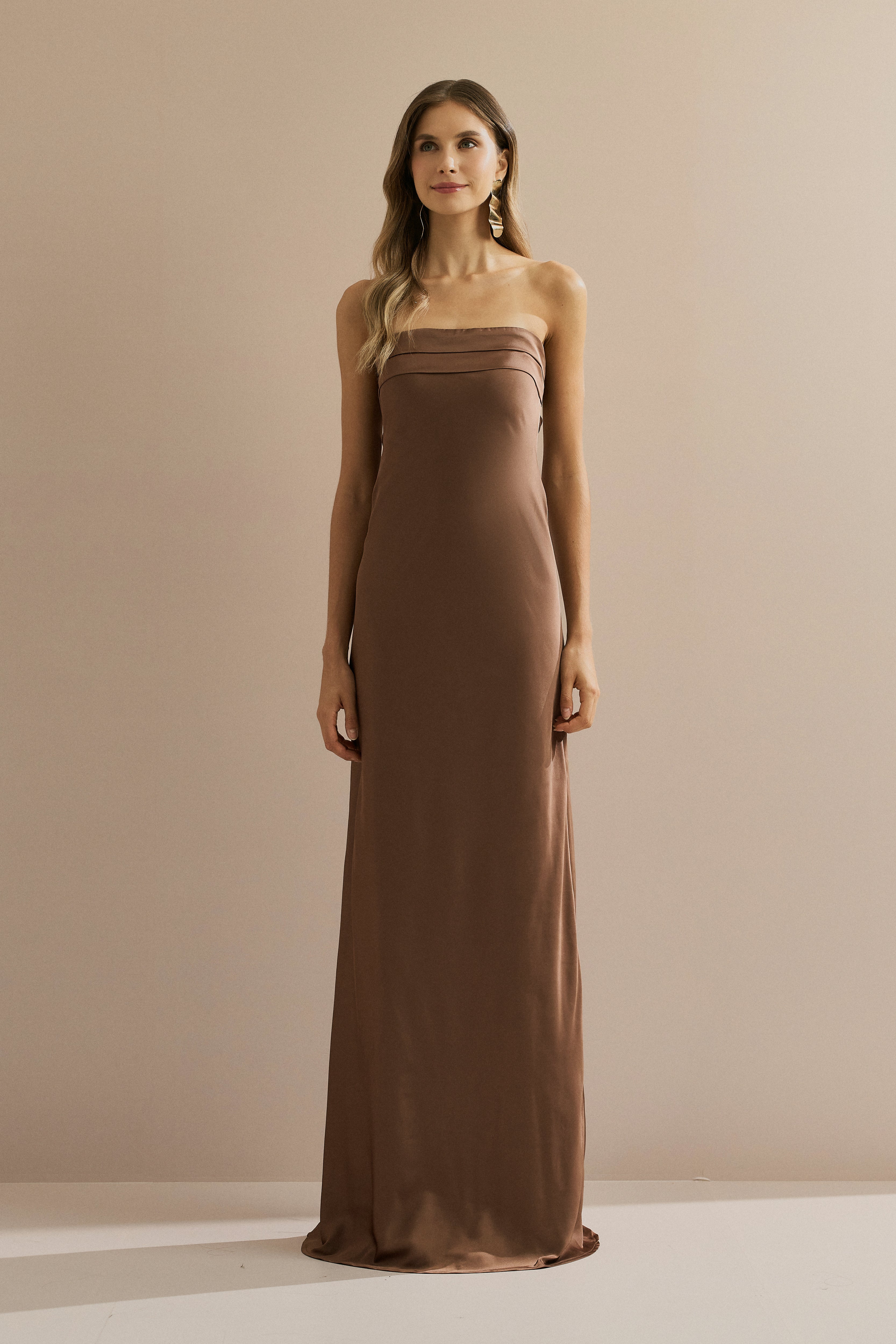 Vestido_Longo_em_Cetim_com_Decote_Reto_Pala_Dupla_e_Decote_Degage_nas_Costas_Marbella_Marrom4.jpg