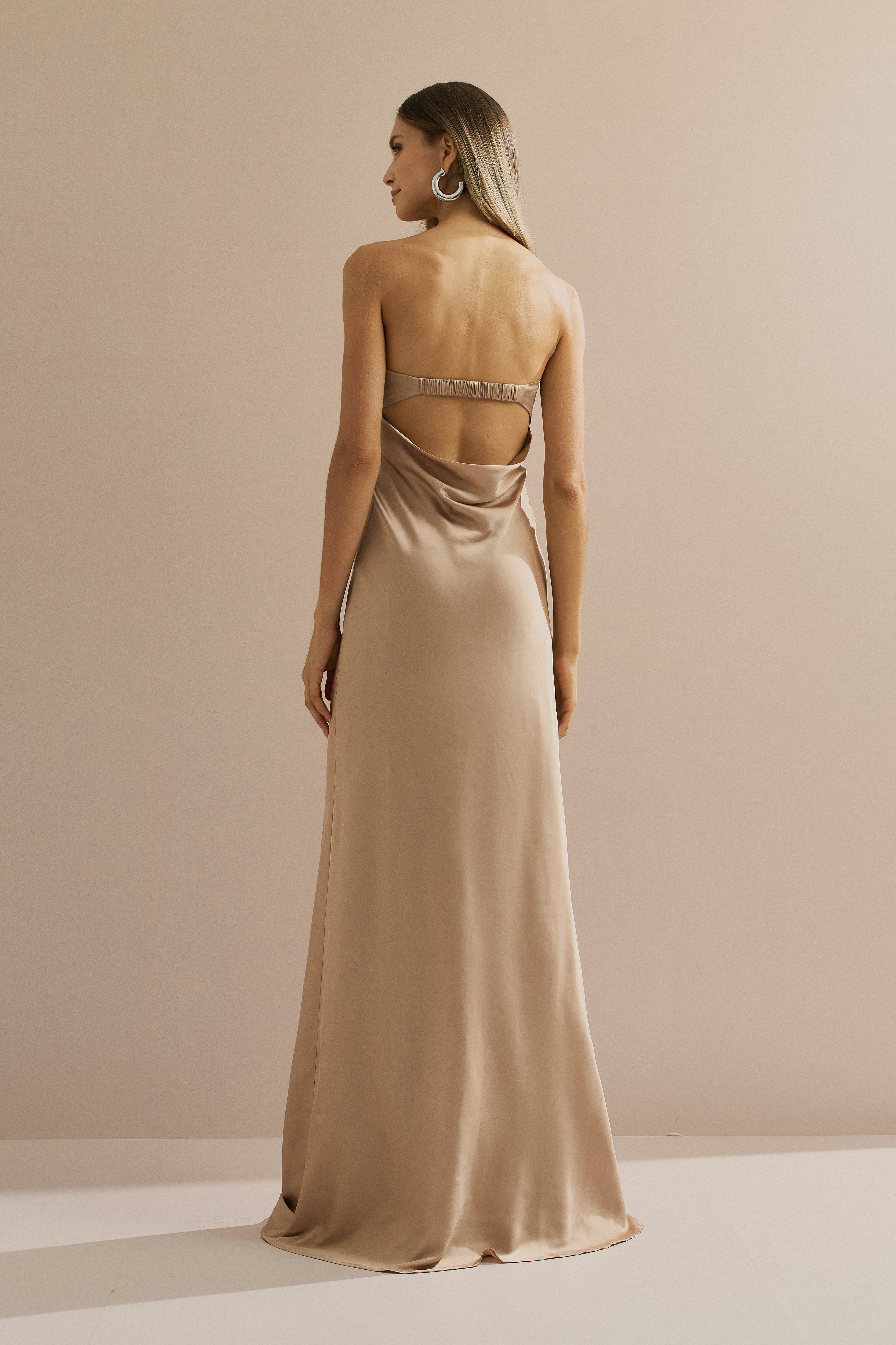Vestido Longo em Cetim com Decote Reto, Pala Dupla e Decote Degagê nas Costas - Marbella Areia
