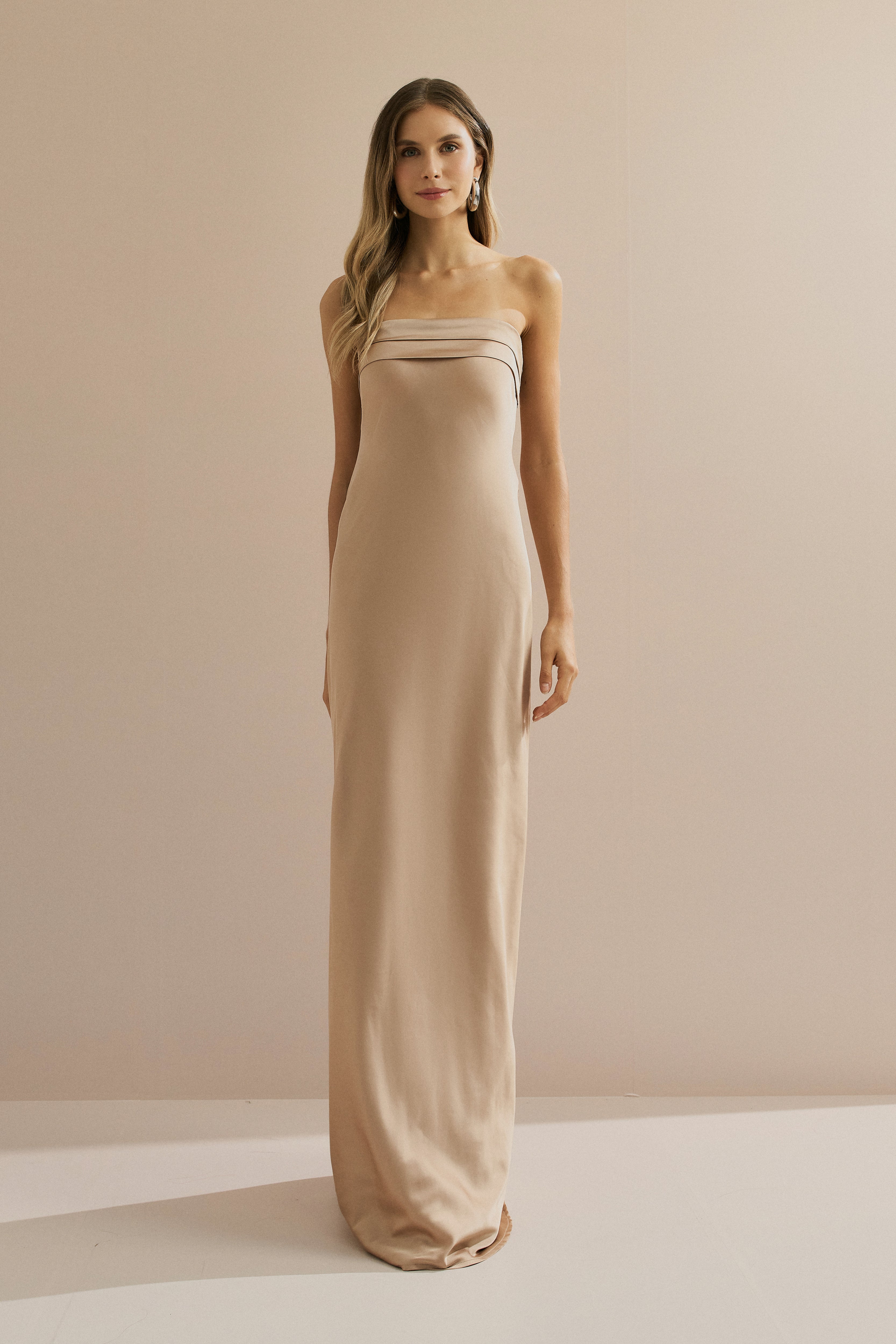 Vestido Longo em Cetim com Decote Reto, Pala Dupla e Decote Degagê nas Costas - Marbella Areia