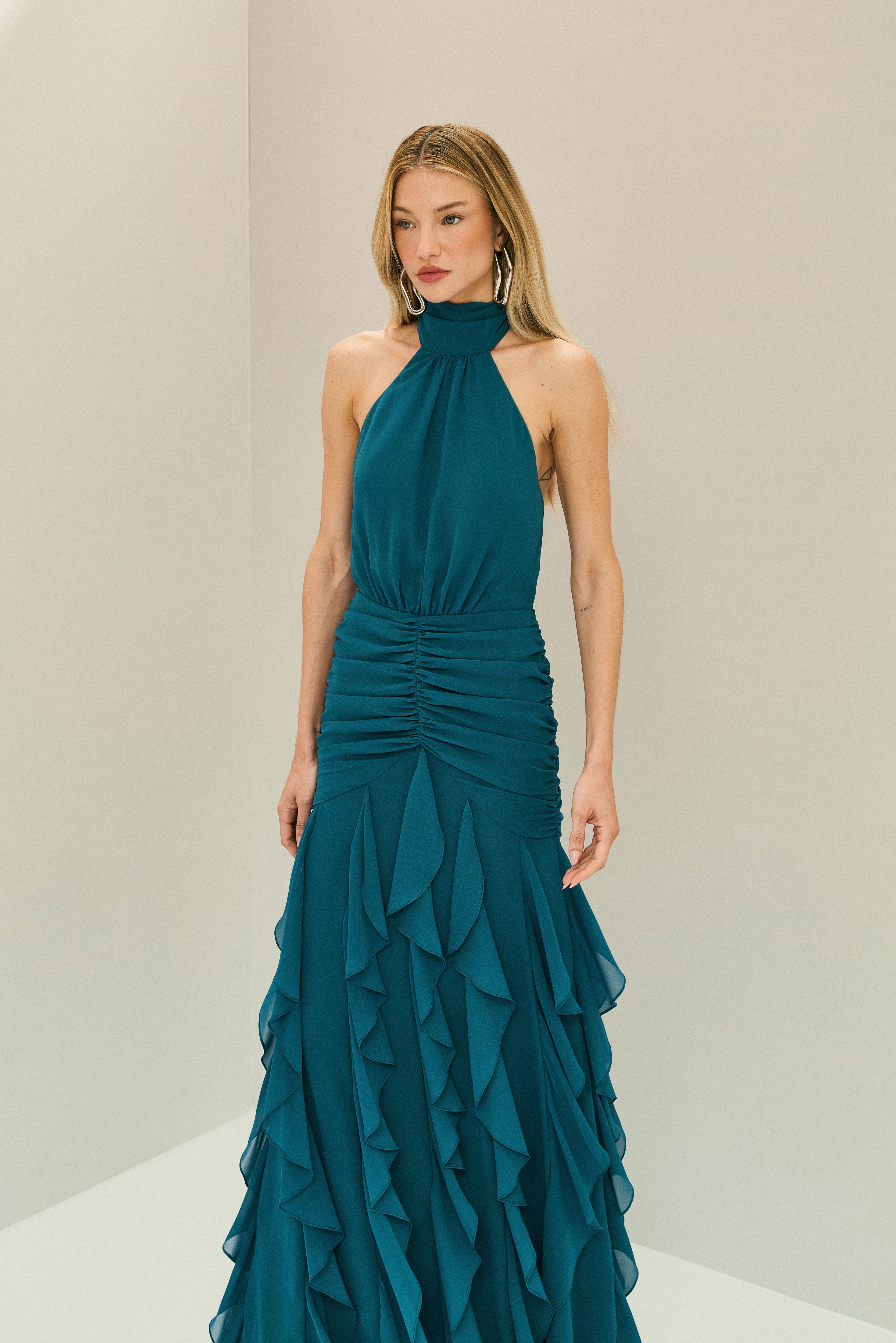 Vestido Longo em Chiffon Frente Única com Drapeado na Cintura e Babados em Cascata - Pienza Azul Petróleo