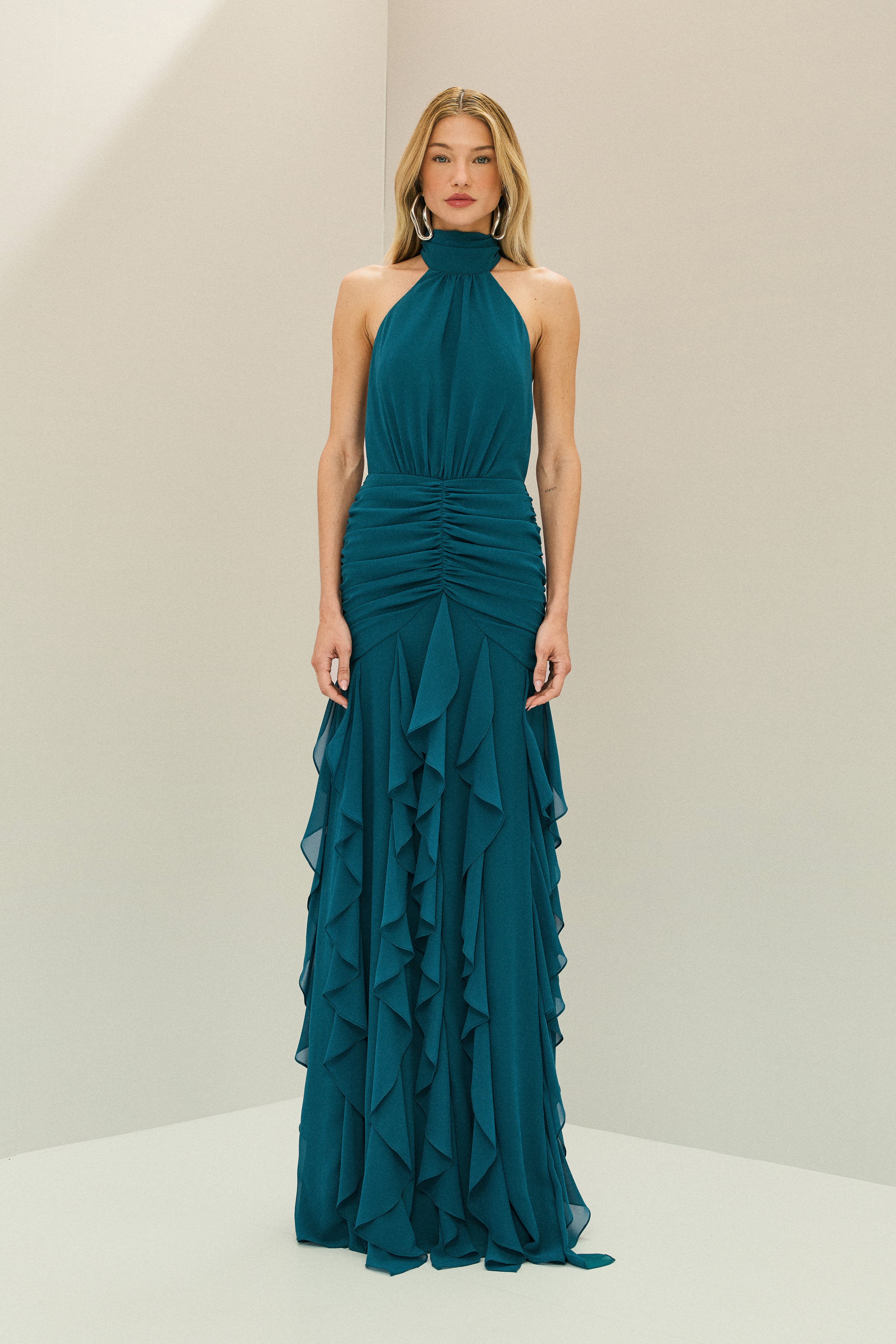 Vestido Longo em Chiffon Frente Única com Drapeado na Cintura e Babados em Cascata - Pienza Azul Petróleo