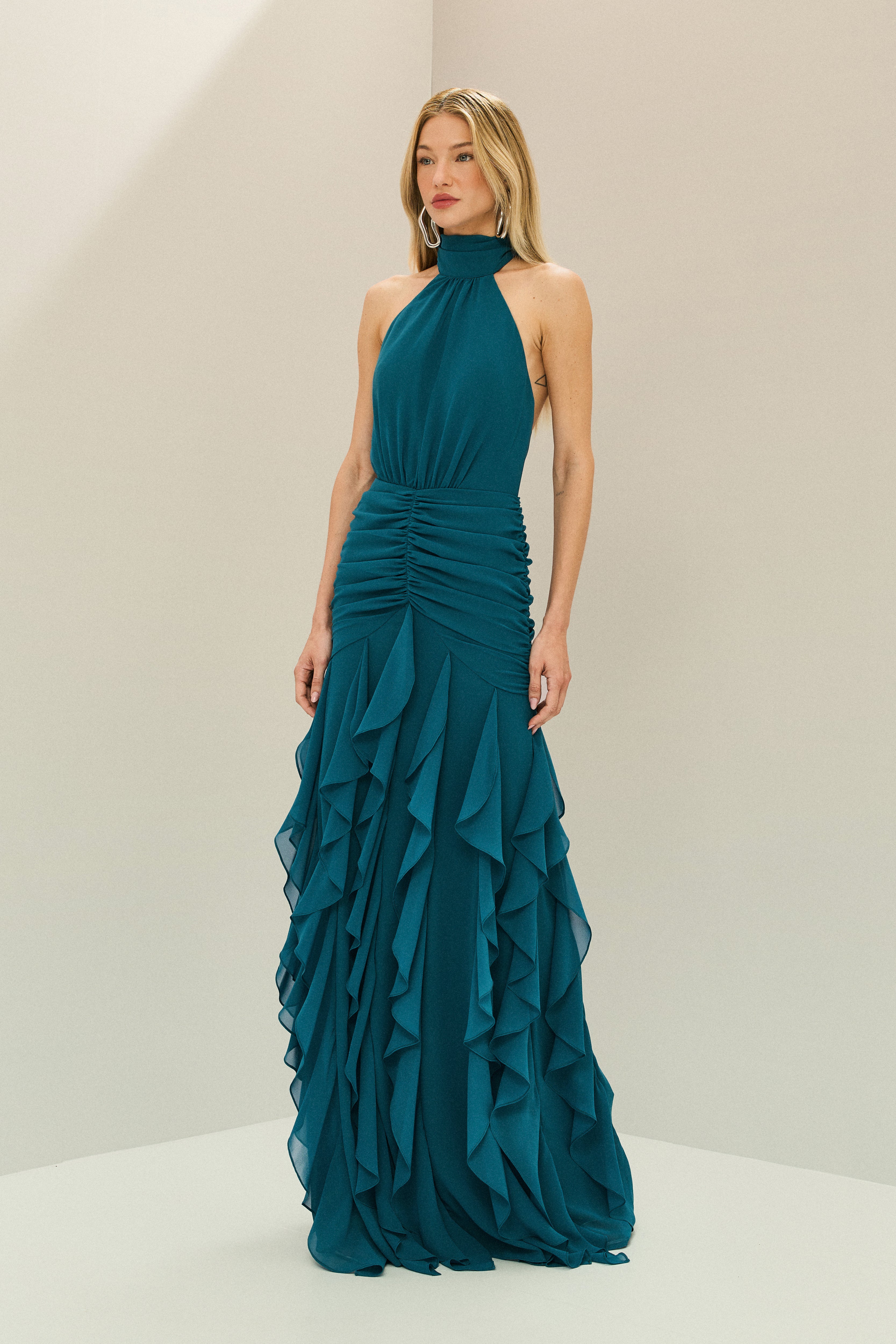 Vestido Longo em Chiffon Frente Única com Drapeado na Cintura e Babados em Cascata - Pienza Azul Petróleo