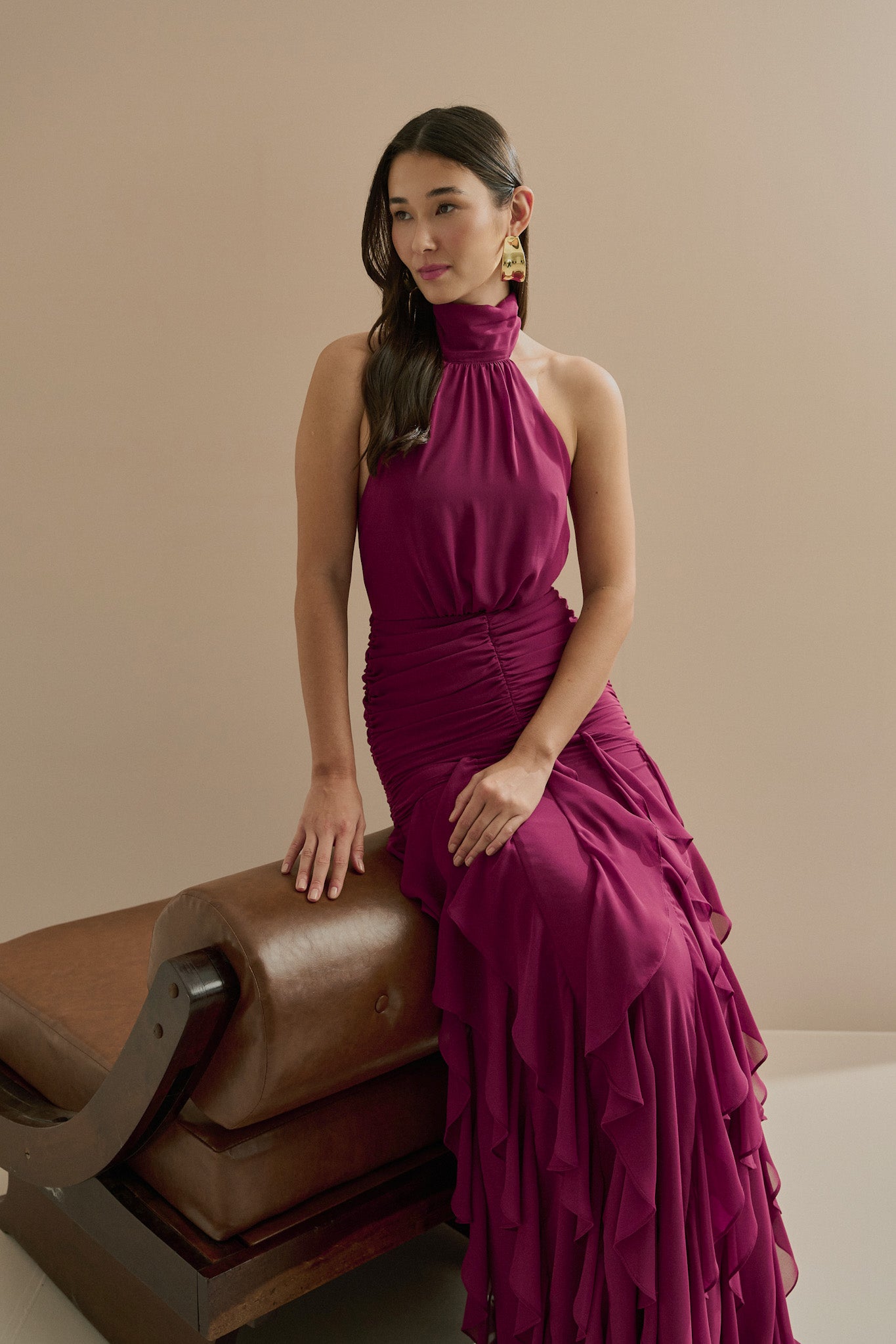 Vestido_Longo_em_Chiffon_Frente_Unica_com_Drapeado_na_Cintura_e_Babados_em_Cascata_Pienza_Fucsia1.jpg