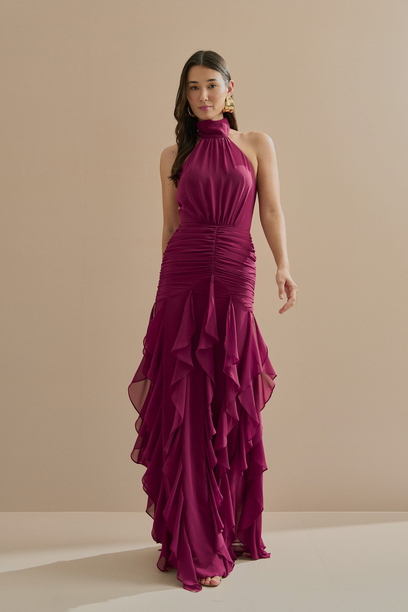 Vestido_Longo_em_Chiffon_Frente_Unica_com_Drapeado_na_Cintura_e_Babados_em_Cascata_Pienza_Fucsia3.jpg