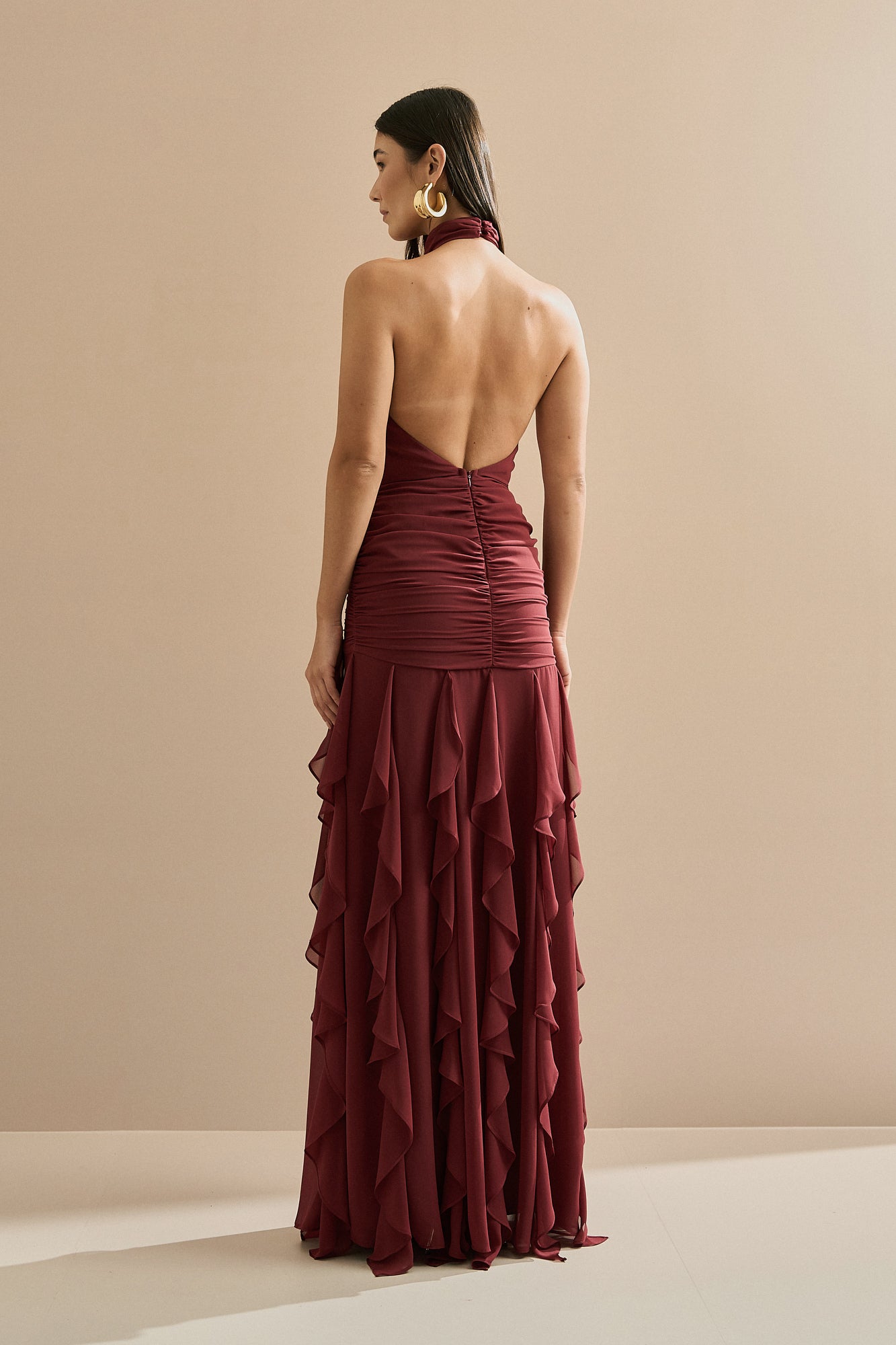 Vestido Longo em Chiffon Frente Única com Drapeado na Cintura e Babados em Cascata - Pienza Marsala