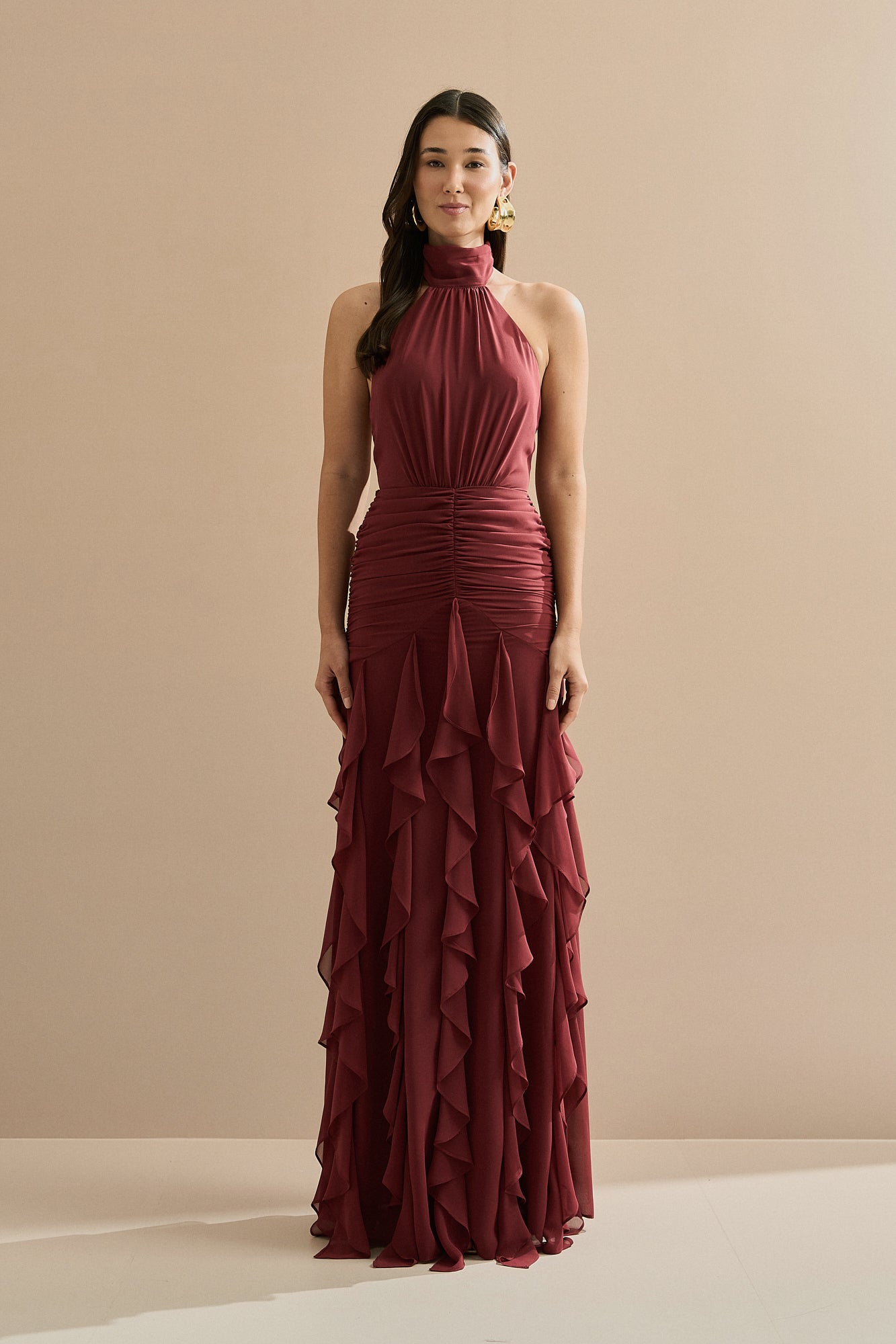 Vestido Longo em Chiffon Frente Única com Drapeado na Cintura e Babados em Cascata - Pienza Marsala