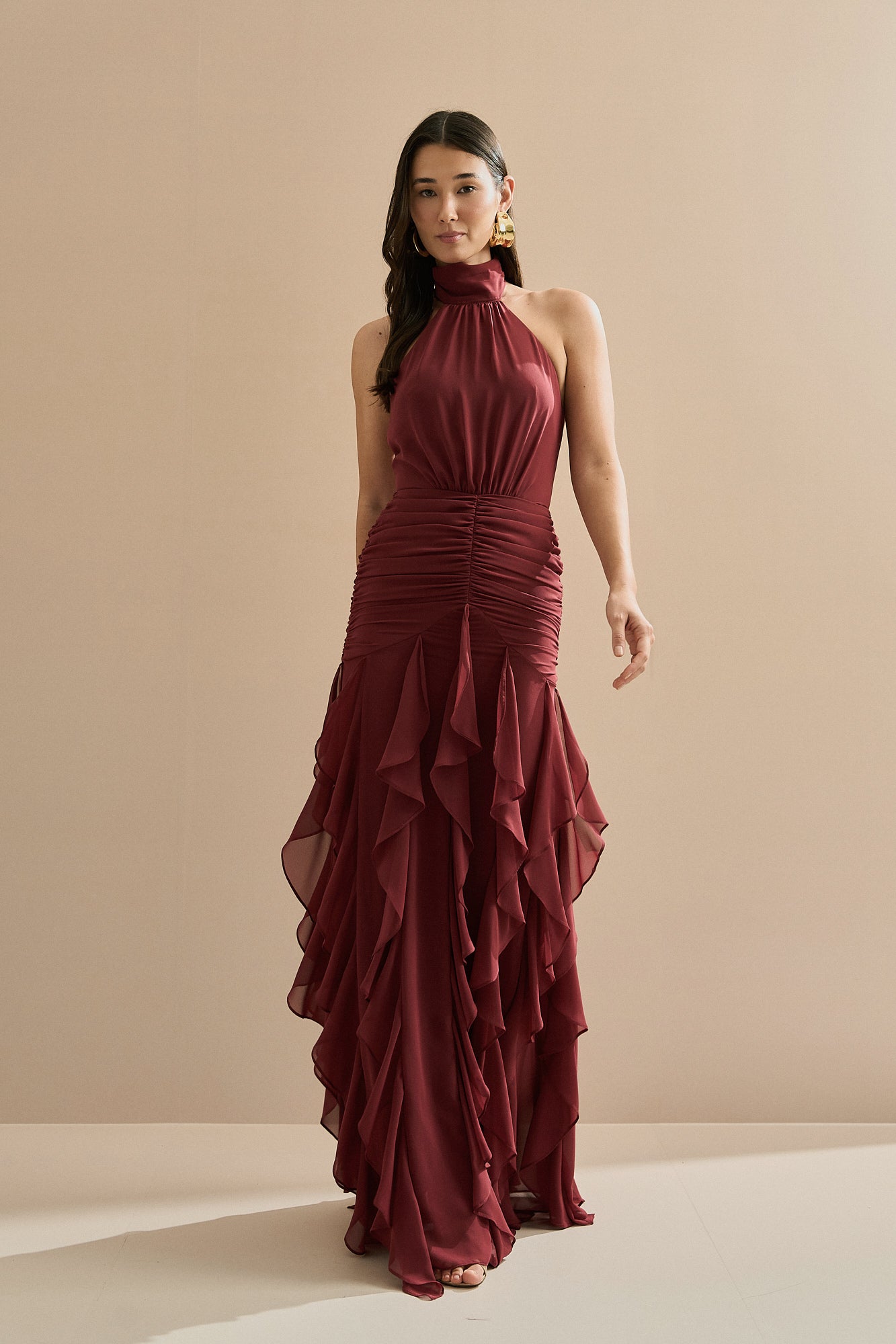 Vestido Longo em Chiffon Frente Única com Drapeado na Cintura e Babados em Cascata - Pienza Marsala