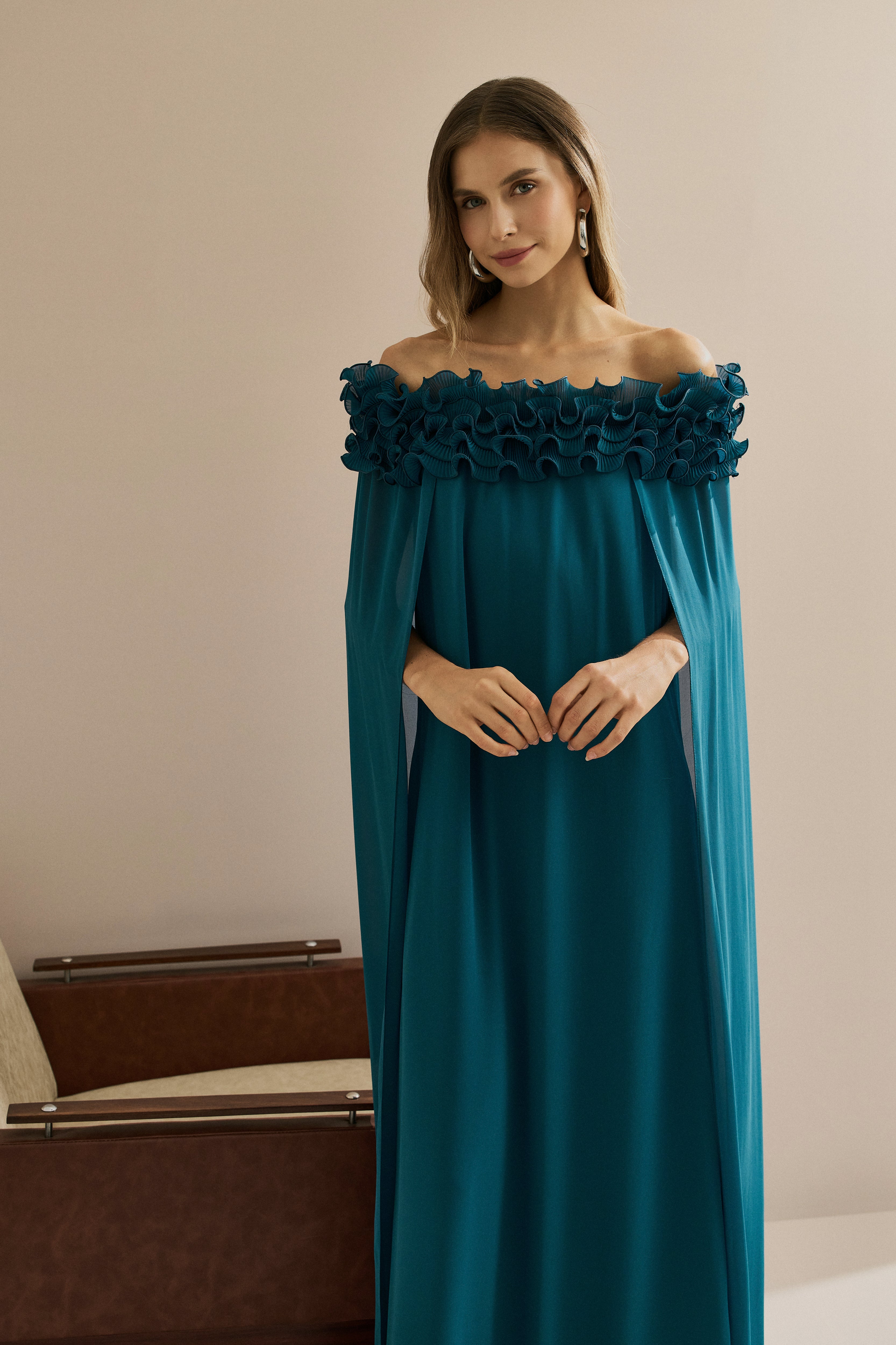 Vestido Longo em Chiffon Ombro a Ombro com Babados Plissados e Capa Fluida - Porto Rico Azul Petróleo