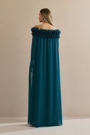 Vestido Longo em Chiffon Ombro a Ombro com Babados Plissados e Capa Fluida - Porto Rico Azul Petróleo