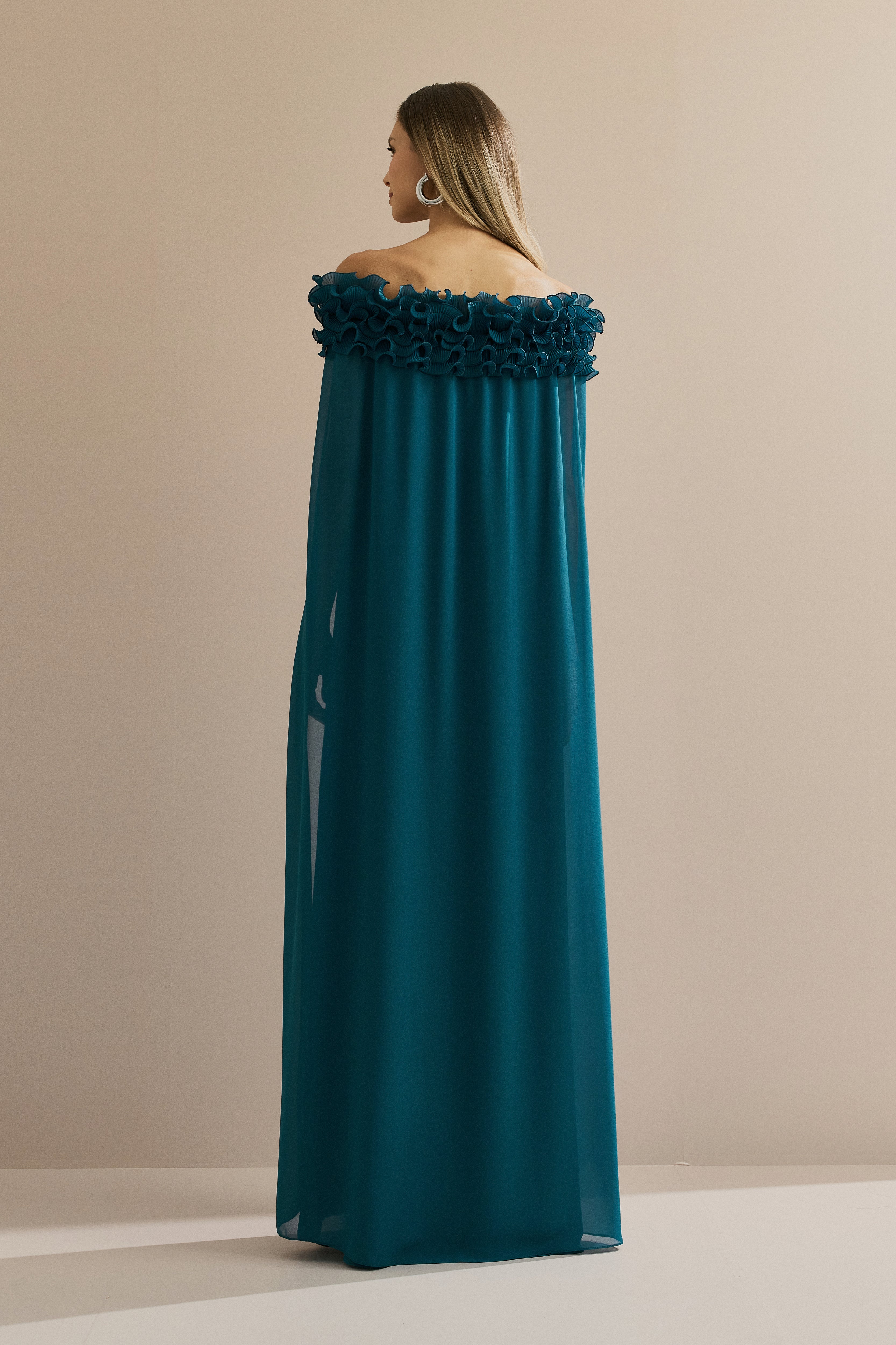 Vestido Longo em Chiffon Ombro a Ombro com Babados Plissados e Capa Fluida - Porto Rico Azul Petróleo