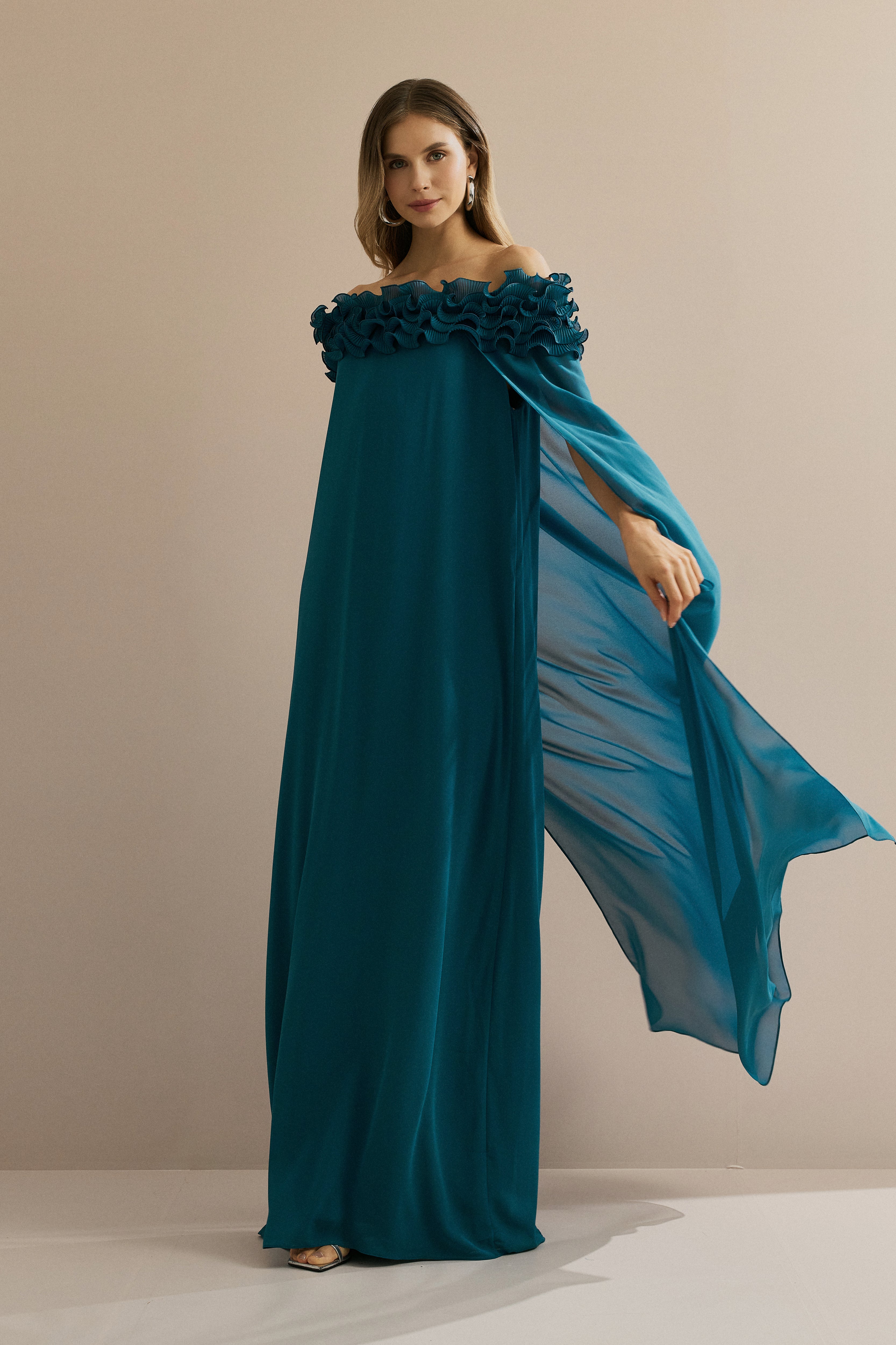 Vestido Longo em Chiffon Ombro a Ombro com Babados Plissados e Capa Fluida - Porto Rico Azul Petróleo