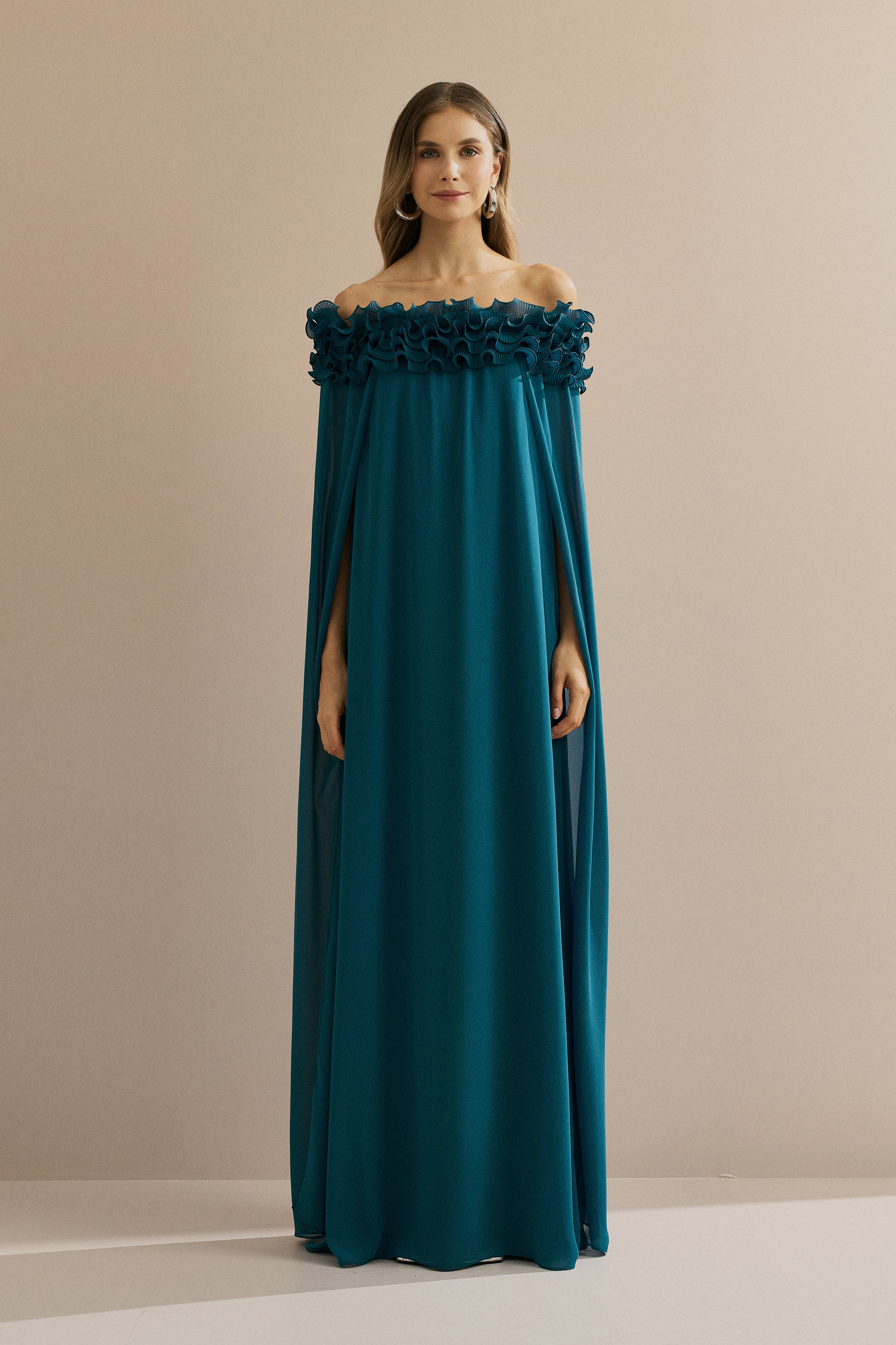 Vestido Longo em Chiffon Ombro a Ombro com Babados Plissados e Capa Fluida - Porto Rico Azul Petróleo