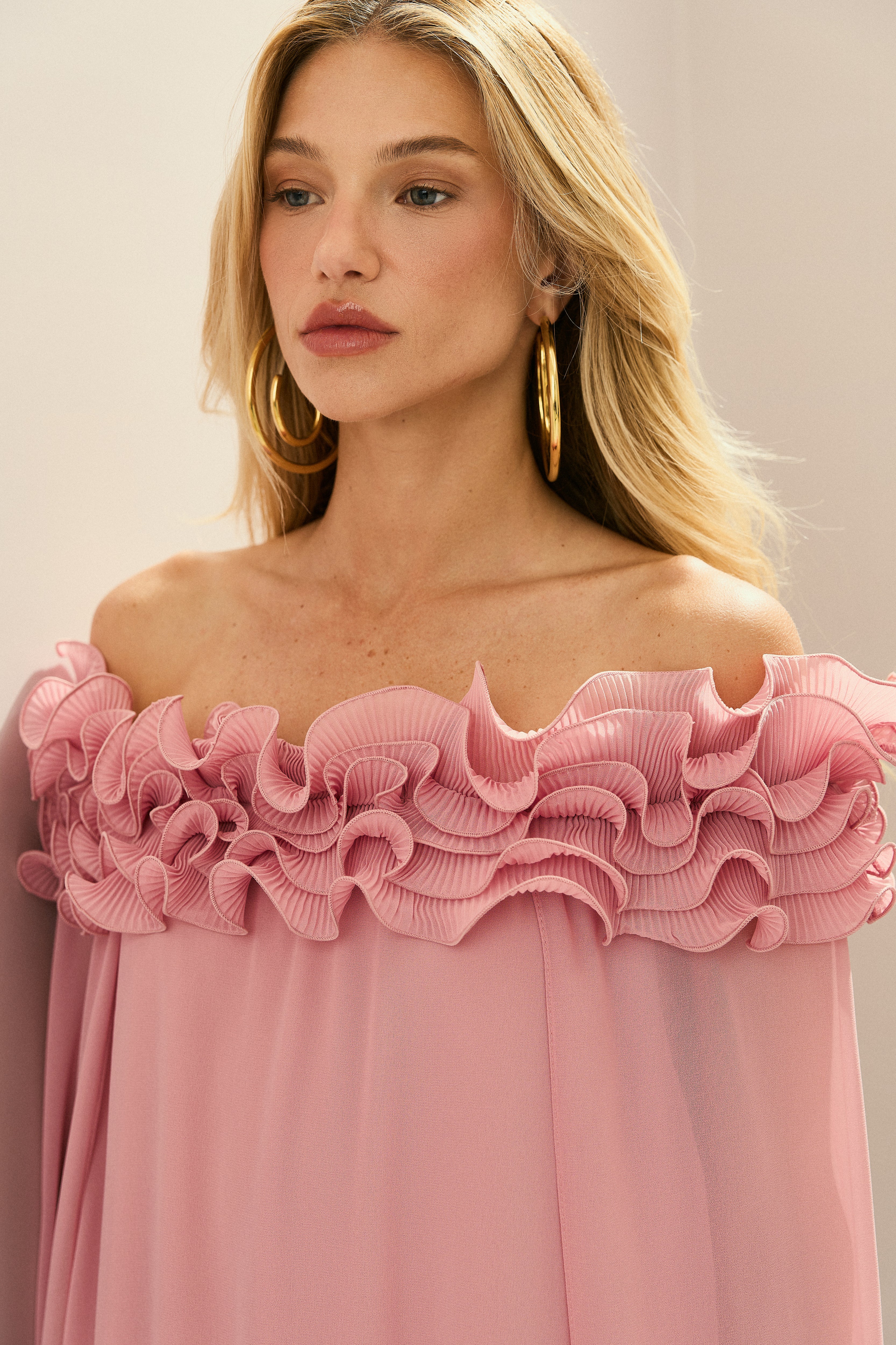 Vestido Longo em Chiffon Ombro a Ombro com Babados Plissados e Capa Fluida - Porto Rico Rosa Claro