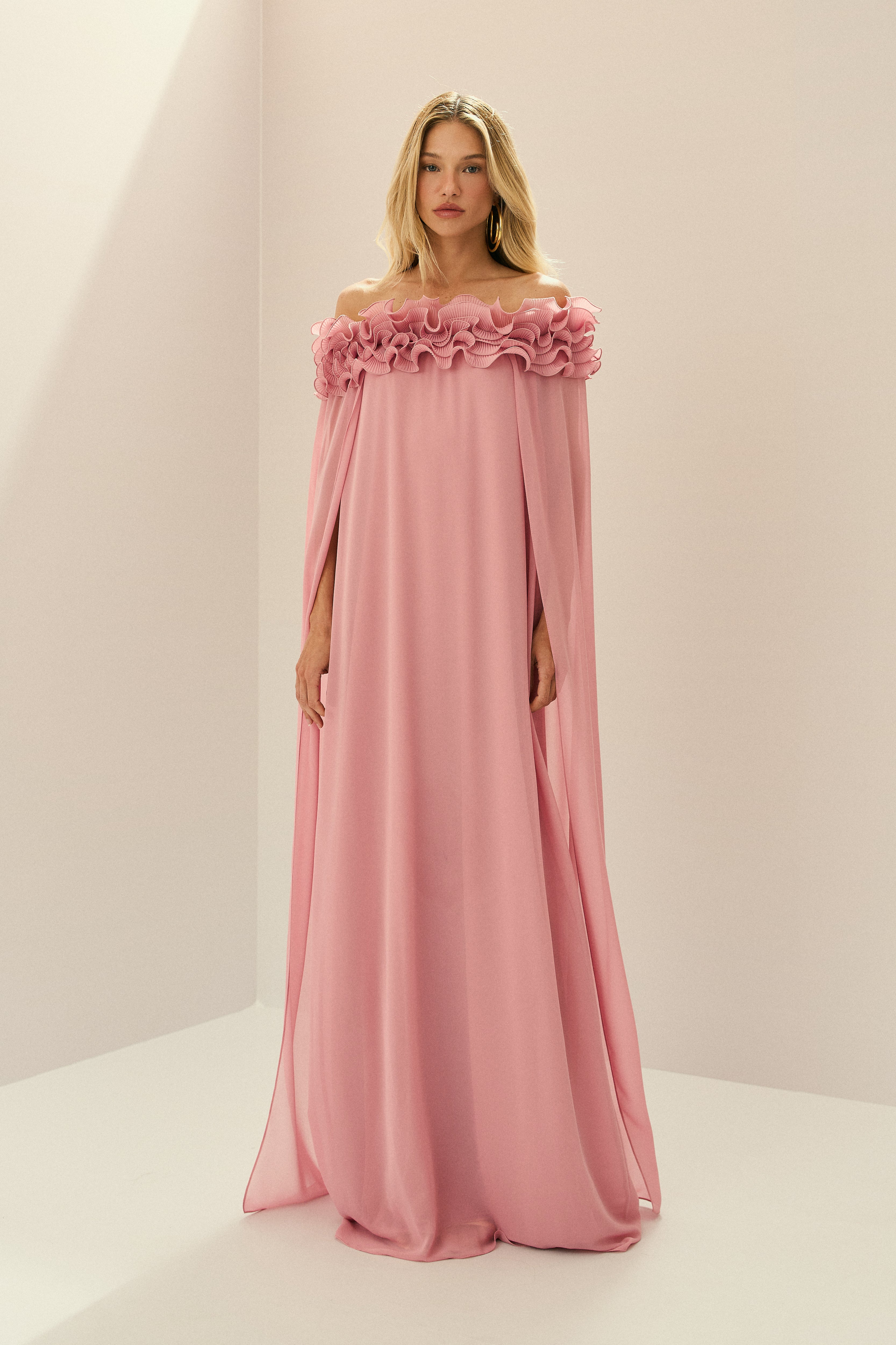 Vestido Longo em Chiffon Ombro a Ombro com Babados Plissados e Capa Fluida - Porto Rico Rosa Claro