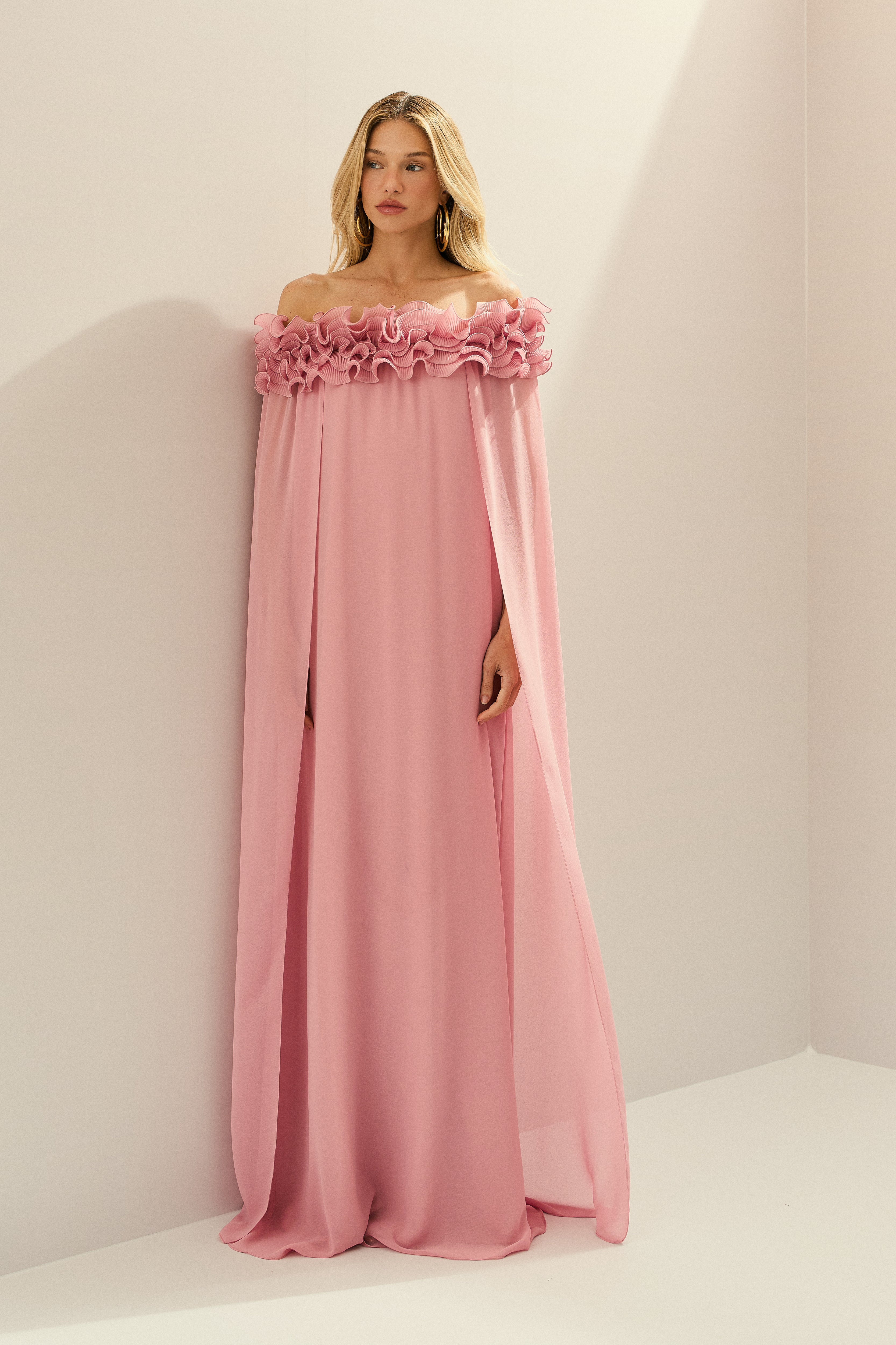 Vestido Longo em Chiffon Ombro a Ombro com Babados Plissados e Capa Fluida - Porto Rico Rosa Claro