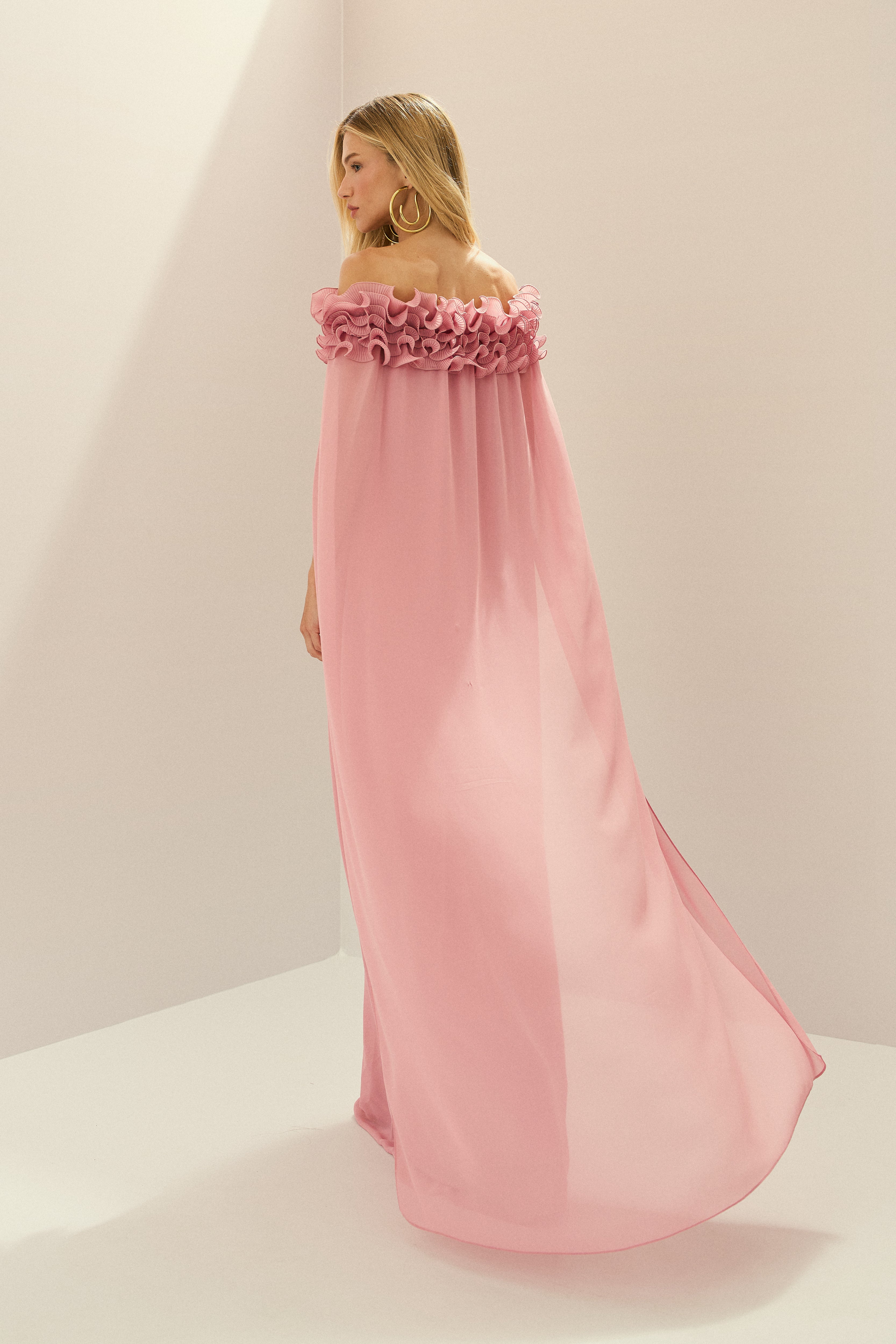 Vestido Longo em Chiffon Ombro a Ombro com Babados Plissados e Capa Fluida - Porto Rico Rosa Claro
