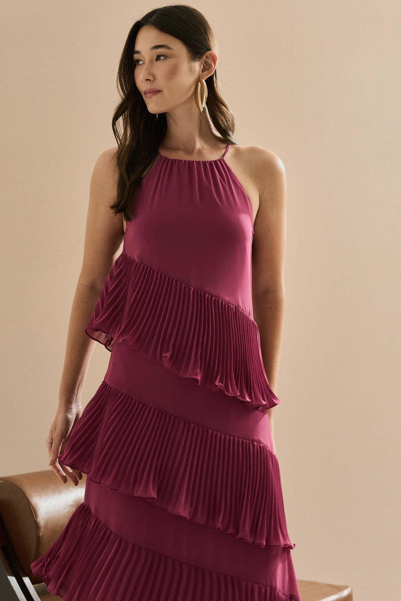 Vestido Longo em Chiffon com Decote Americano e Recortes em Camadas Plissadas Assimétricas - Sacramento Fúcsia