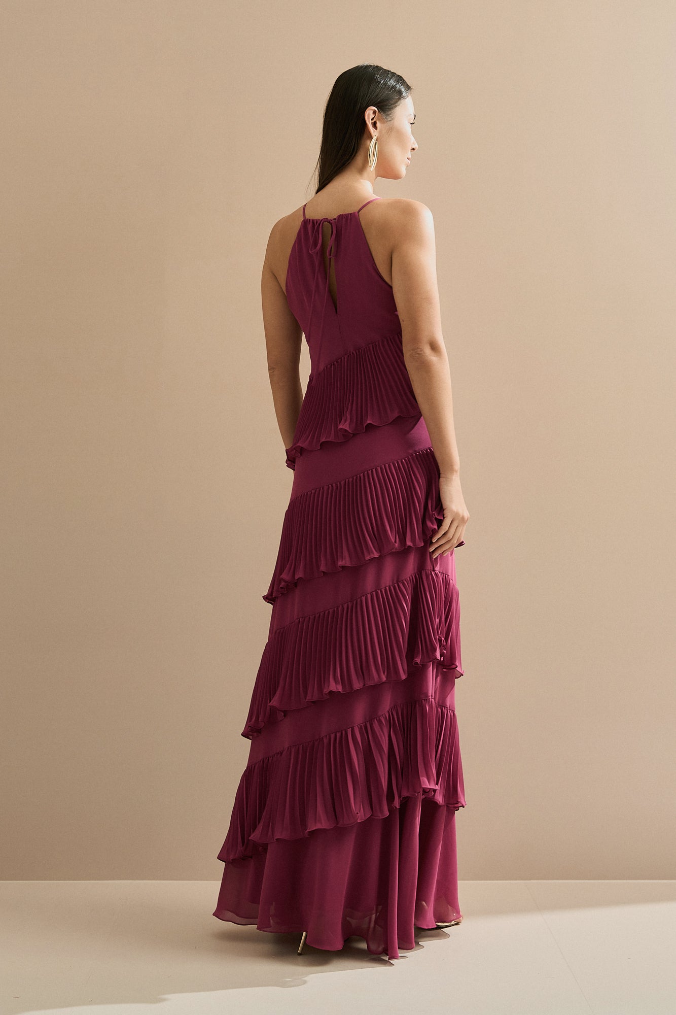 Vestido Longo em Chiffon com Decote Americano e Recortes em Camadas Plissadas Assimétricas - Sacramento Fúcsia