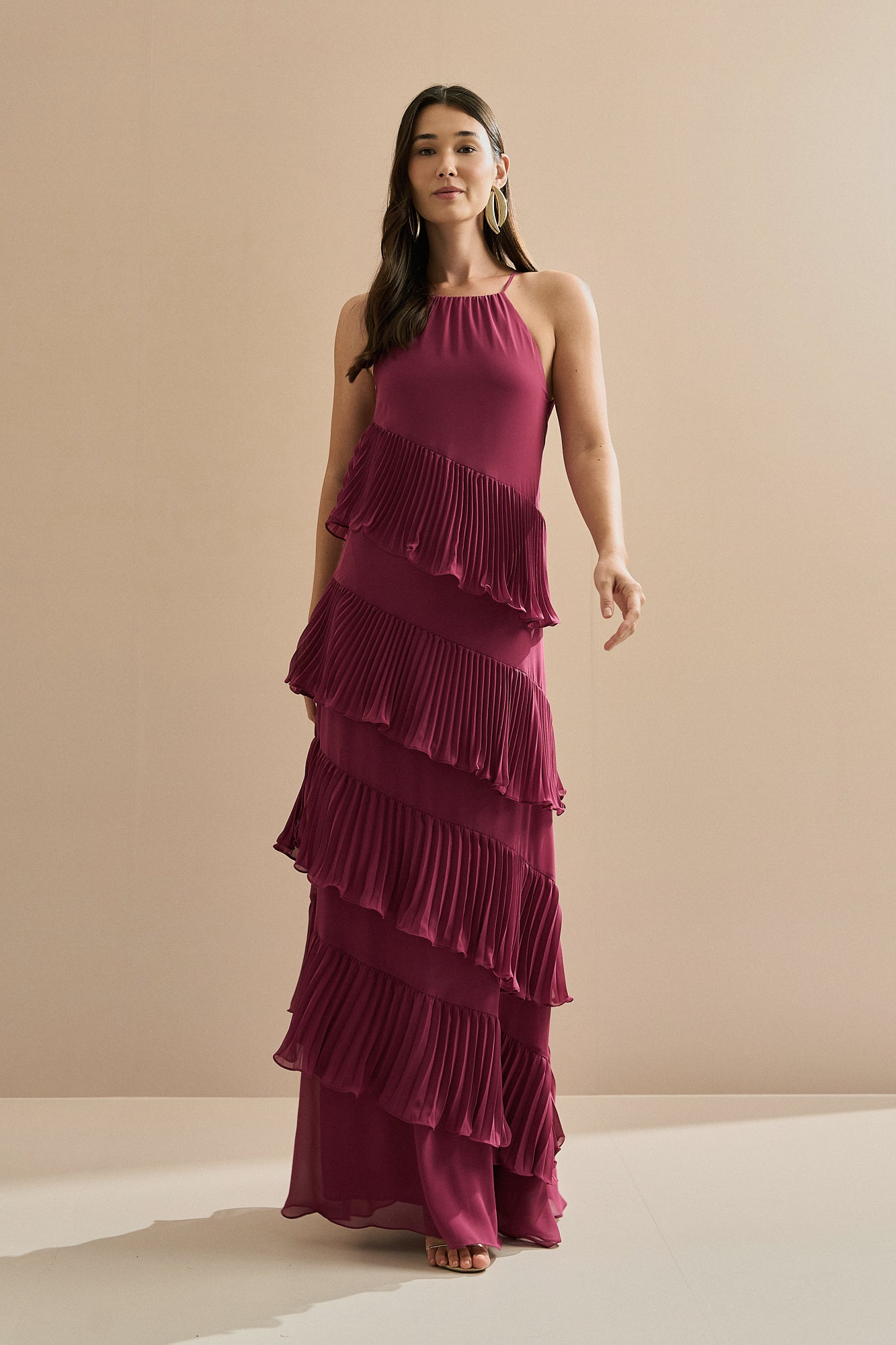 Vestido Longo em Chiffon com Decote Americano e Recortes em Camadas Plissadas Assimétricas - Sacramento Fúcsia