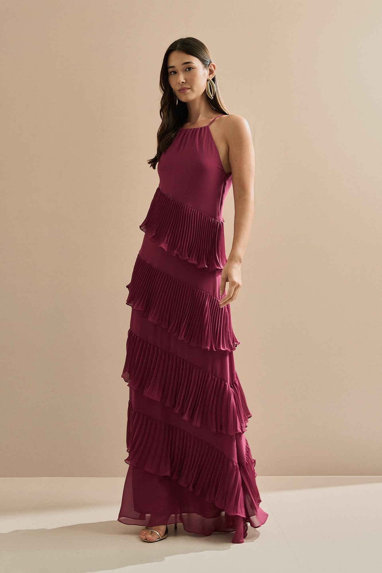 Vestido Longo em Chiffon com Decote Americano e Recortes em Camadas Plissadas Assimétricas - Sacramento Fúcsia