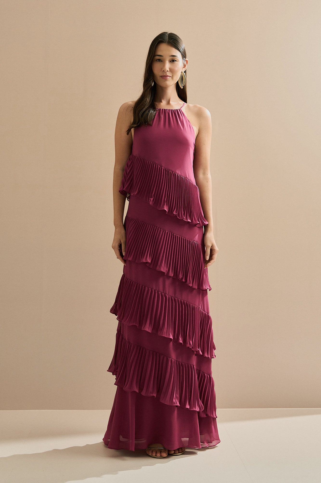 Vestido Longo em Chiffon com Decote Americano e Recortes em Camadas Plissadas Assimétricas - Sacramento Fúcsia