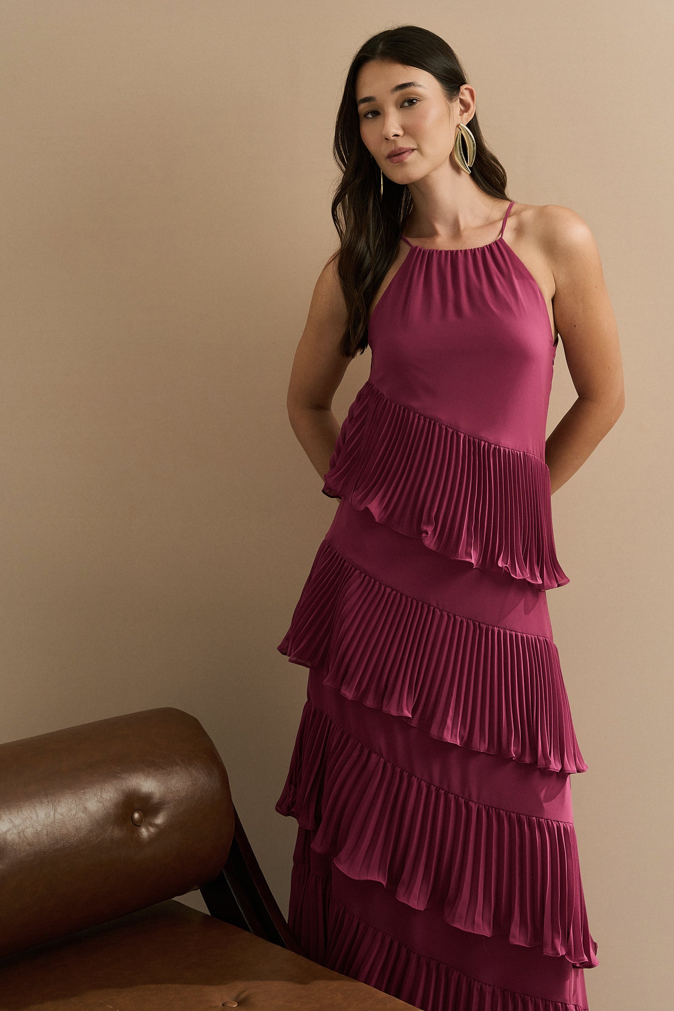 Vestido Longo em Chiffon com Decote Americano e Recortes em Camadas Plissadas Assimétricas - Sacramento Fúcsia