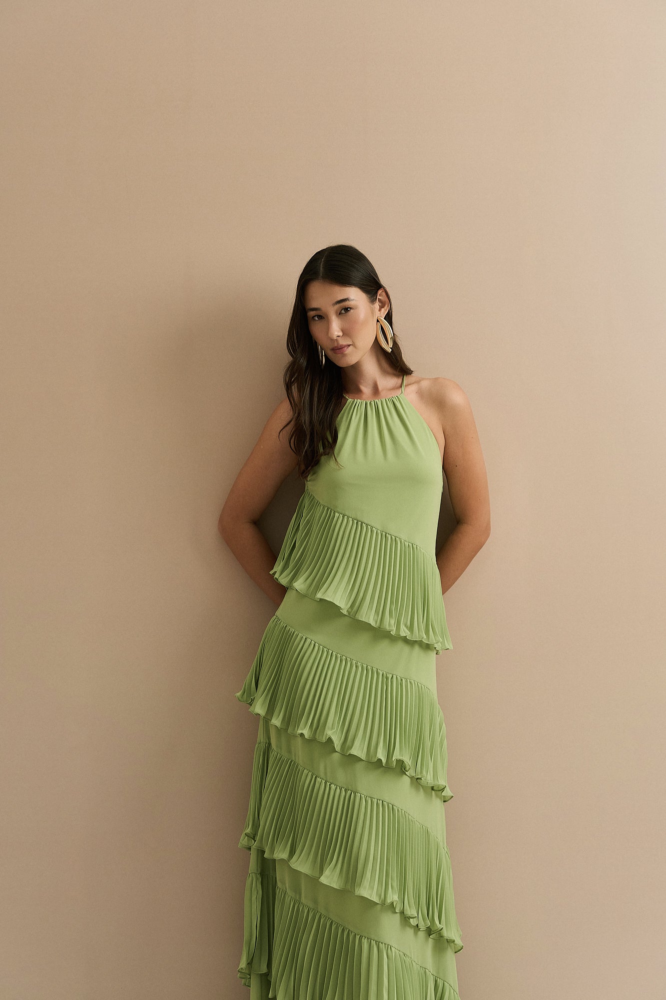 Vestido Longo em Chiffon com Decote Americano e Recortes em Camadas Plissadas Assimétricas - Sacramento Verde Matchá