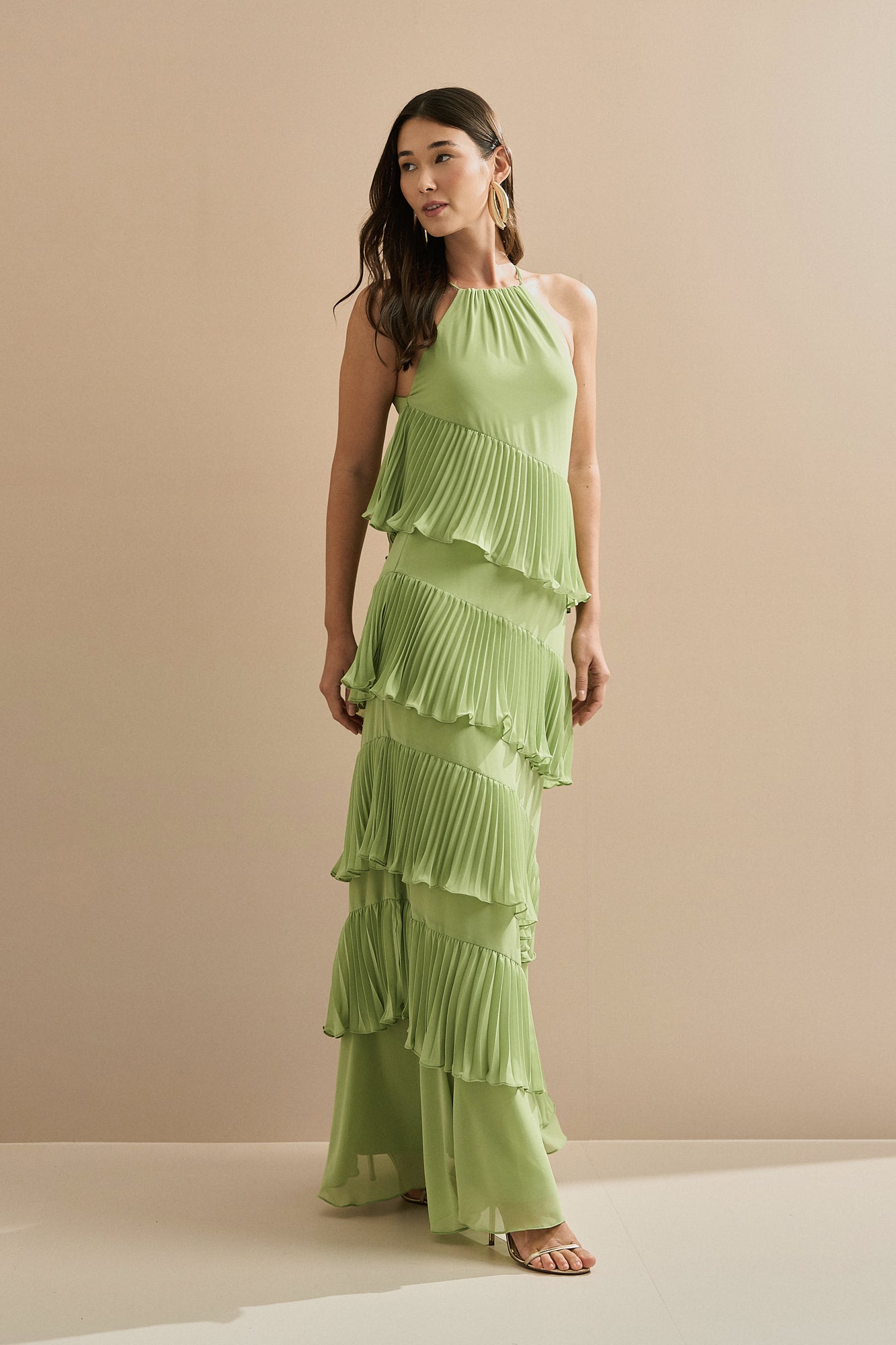 Vestido Longo em Chiffon com Decote Americano e Recortes em Camadas Plissadas Assimétricas - Sacramento Verde Matchá